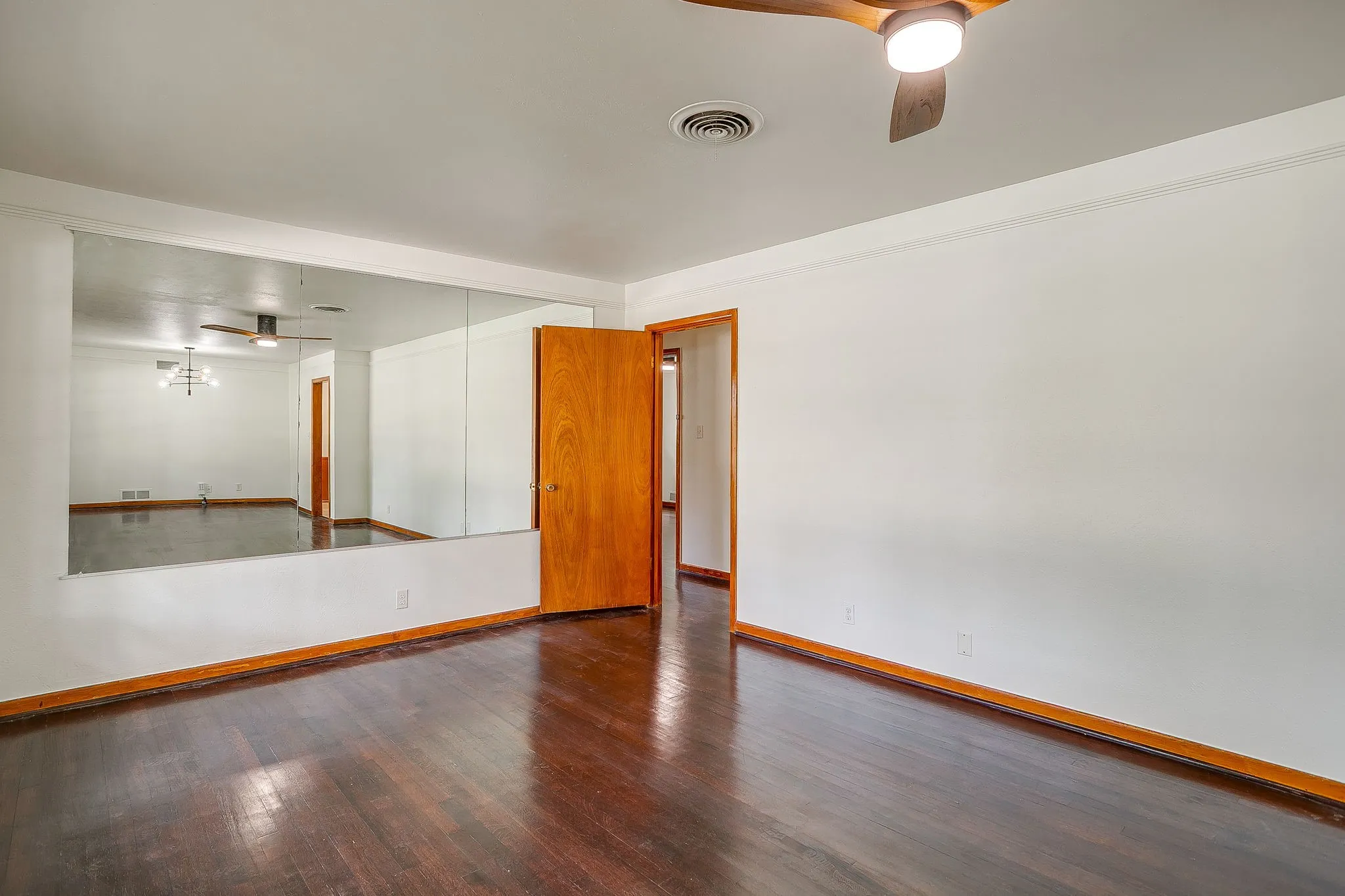 Single Family Residence For Sale in Tarrant County , 3401 Bilglade Road, Fort Worth, Texas 76133, 3 Bedroom, 2 Bathroom, 1 Garage spaces, 1,761 Sqft, built in 1954, mls#21288425, Real Estate Agent in Fort Worth, Homes For Sale in Tarrant county, Homes For Sale in Fort Worth, Realtor in Fort Worth Texas, Real Estate Brokerage Independent Realty Texas, Luminita Cordes Realtor