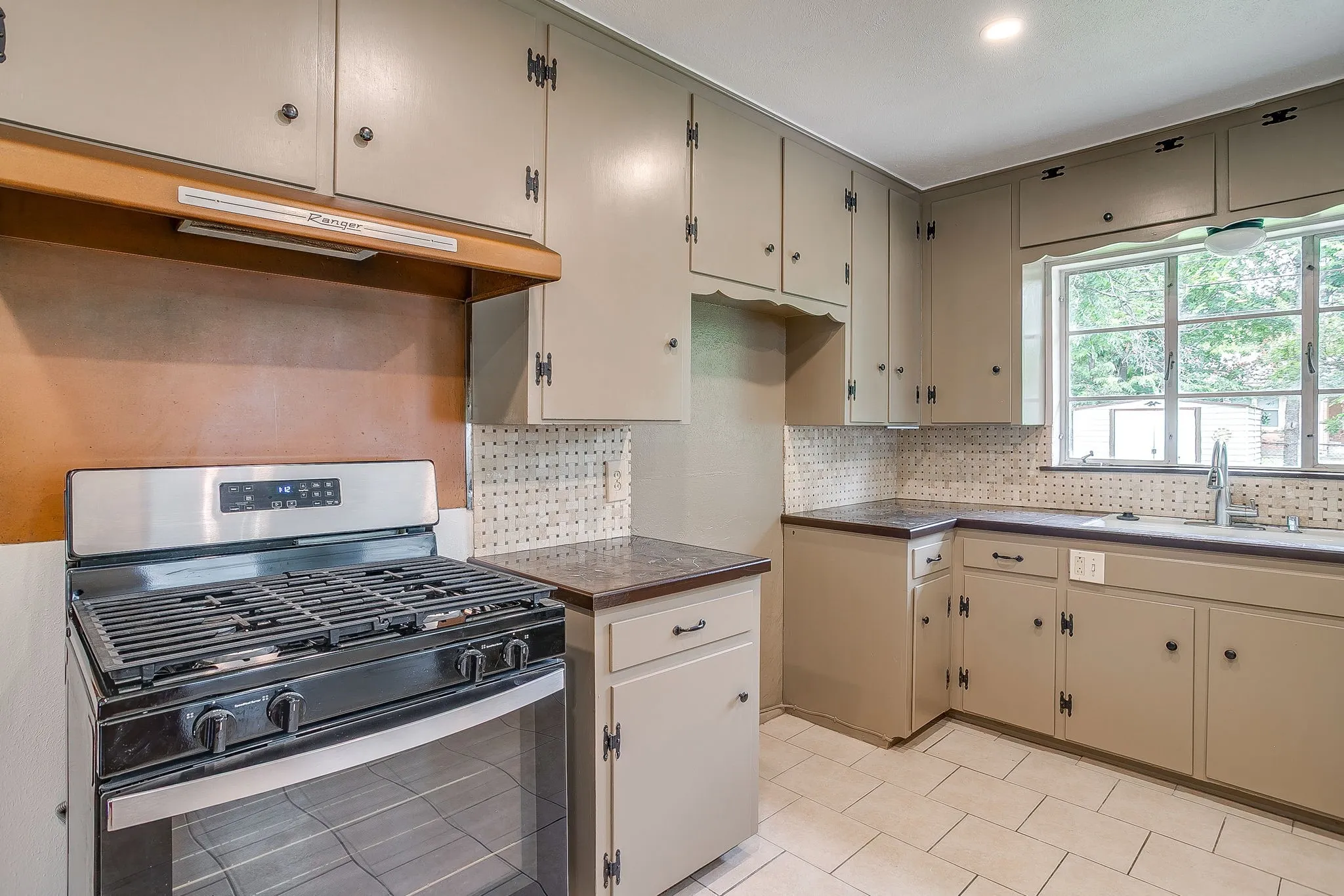 Single Family Residence For Sale in Tarrant County , 3401 Bilglade Road, Fort Worth, Texas 76133, 3 Bedroom, 2 Bathroom, 1 Garage spaces, 1,761 Sqft, built in 1954, mls#21288425, Real Estate Agent in Fort Worth, Homes For Sale in Tarrant county, Homes For Sale in Fort Worth, Realtor in Fort Worth Texas, Real Estate Brokerage Independent Realty Texas, Luminita Cordes Realtor