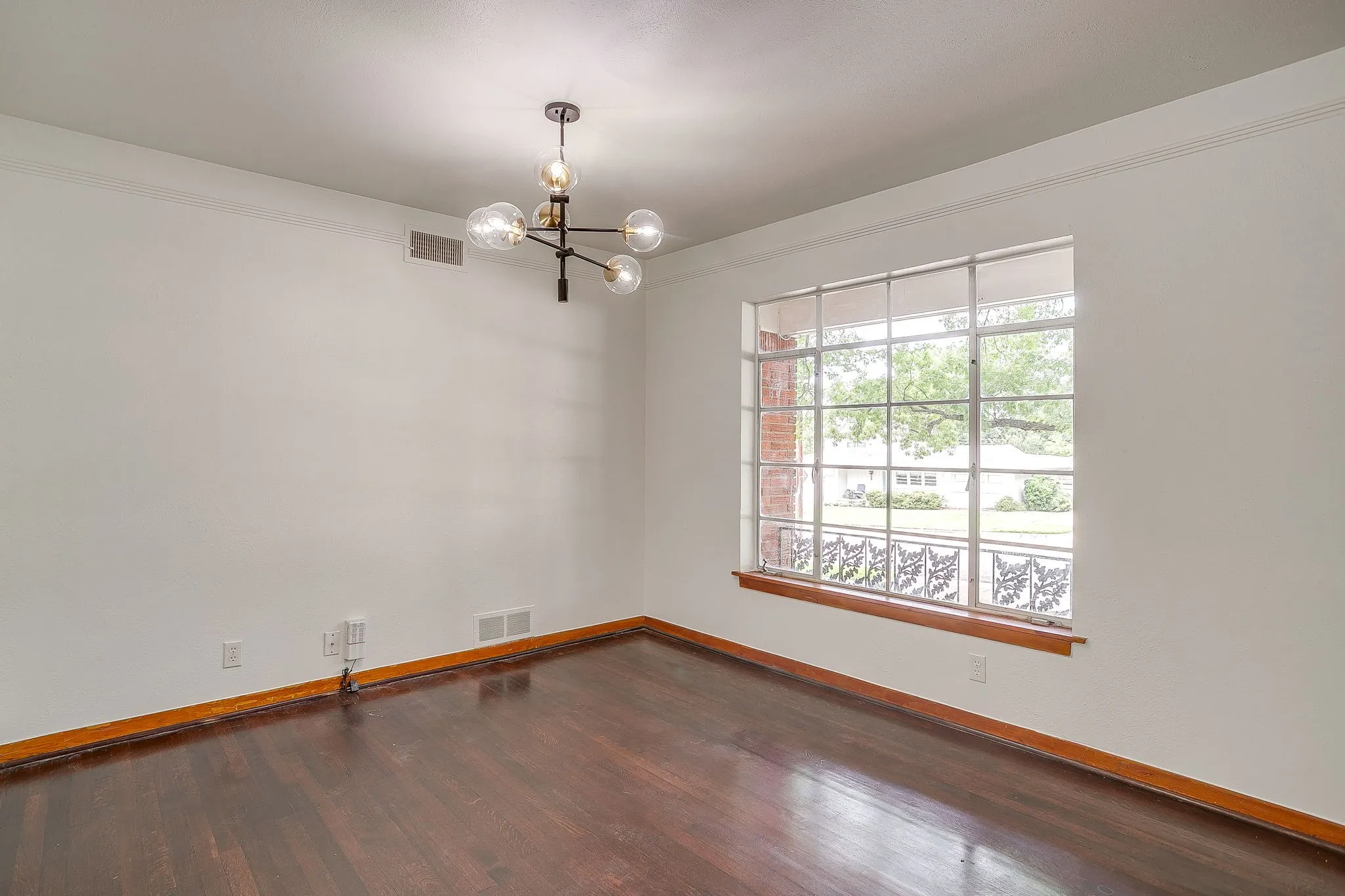 Single Family Residence For Sale in Tarrant County , 3401 Bilglade Road, Fort Worth, Texas 76133, 3 Bedroom, 2 Bathroom, 1 Garage spaces, 1,761 Sqft, built in 1954, mls#21288425, Real Estate Agent in Fort Worth, Homes For Sale in Tarrant county, Homes For Sale in Fort Worth, Realtor in Fort Worth Texas, Real Estate Brokerage Independent Realty Texas, Luminita Cordes Realtor