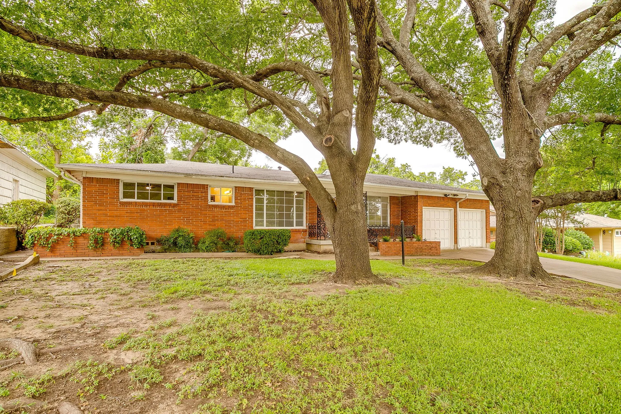 Single Family Residence For Sale in Tarrant County , 3401 Bilglade Road, Fort Worth, Texas 76133, 3 Bedroom, 2 Bathroom, 1 Garage spaces, 1,761 Sqft, built in 1954, mls#21288425, Real Estate Agent in Fort Worth, Homes For Sale in Tarrant county, Homes For Sale in Fort Worth, Realtor in Fort Worth Texas, Real Estate Brokerage Independent Realty Texas, Luminita Cordes Realtor