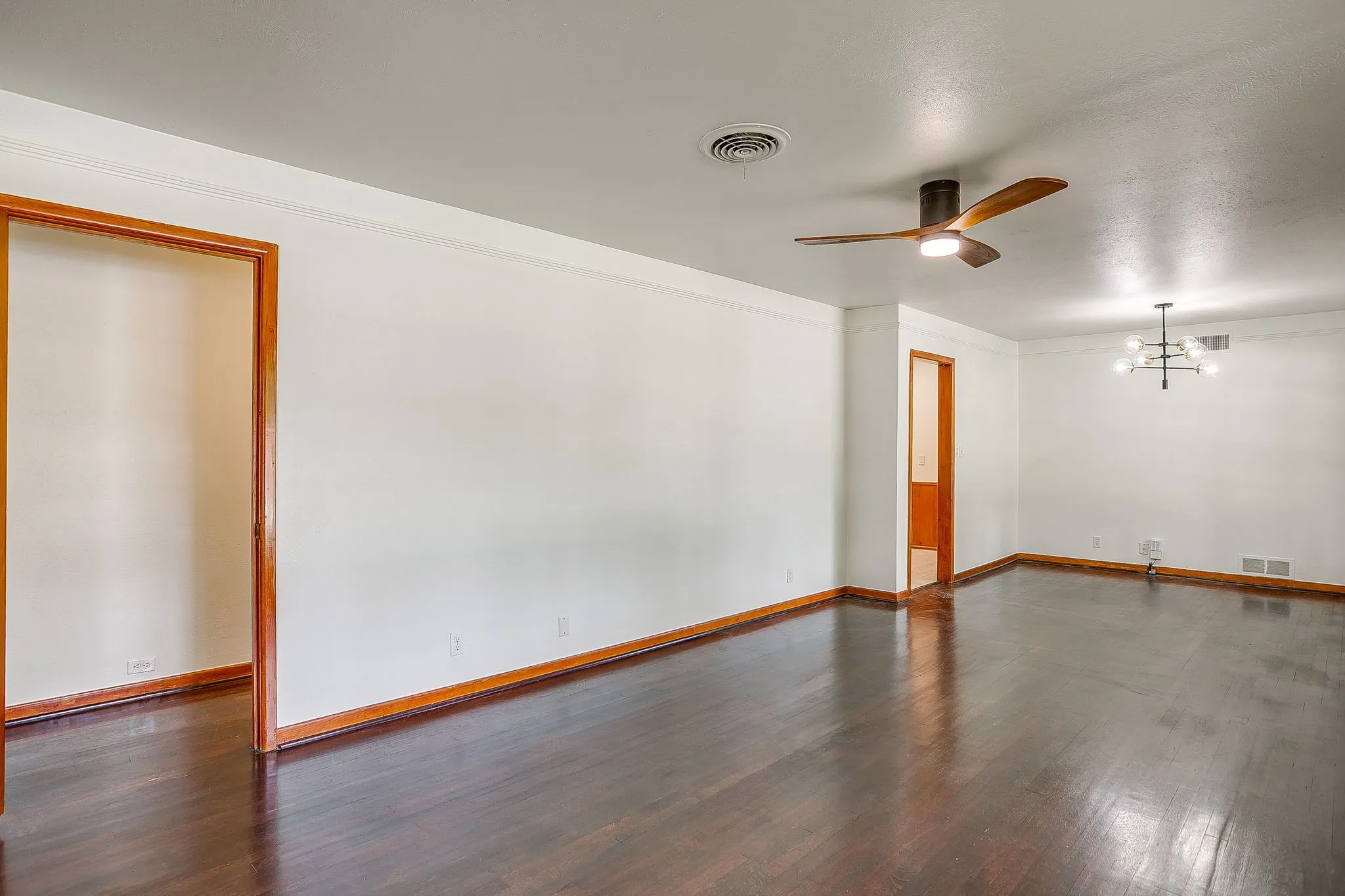 Single Family Residence For Sale in Tarrant County , 3401 Bilglade Road, Fort Worth, Texas 76133, 3 Bedroom, 2 Bathroom, 1 Garage spaces, 1,761 Sqft, built in 1954, mls#21288425, Real Estate Agent in Fort Worth, Homes For Sale in Tarrant county, Homes For Sale in Fort Worth, Realtor in Fort Worth Texas, Real Estate Brokerage Independent Realty Texas, Luminita Cordes Realtor