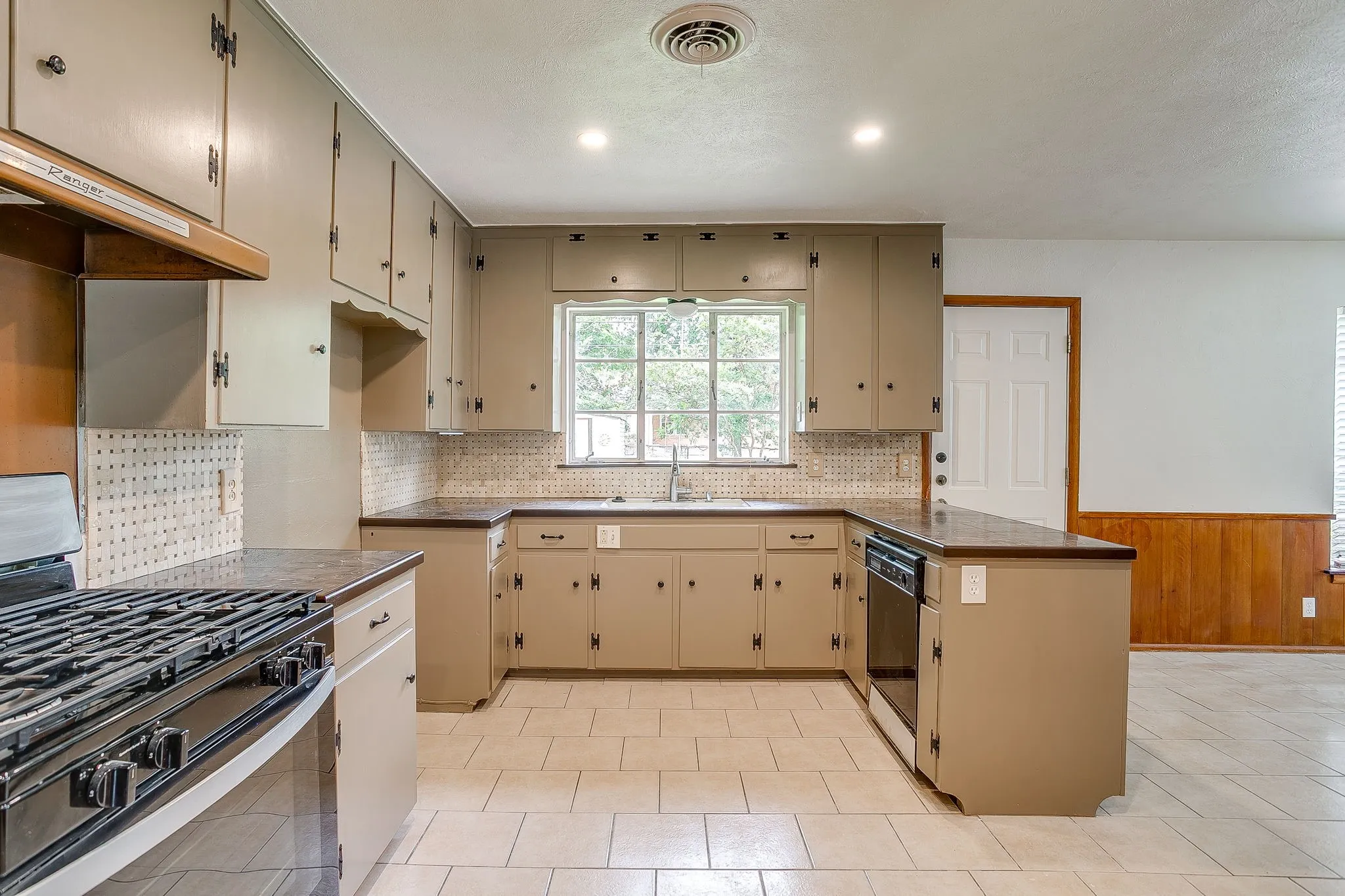 Single Family Residence For Sale in Tarrant County , 3401 Bilglade Road, Fort Worth, Texas 76133, 3 Bedroom, 2 Bathroom, 1 Garage spaces, 1,761 Sqft, built in 1954, mls#21288425, Real Estate Agent in Fort Worth, Homes For Sale in Tarrant county, Homes For Sale in Fort Worth, Realtor in Fort Worth Texas, Real Estate Brokerage Independent Realty Texas, Luminita Cordes Realtor