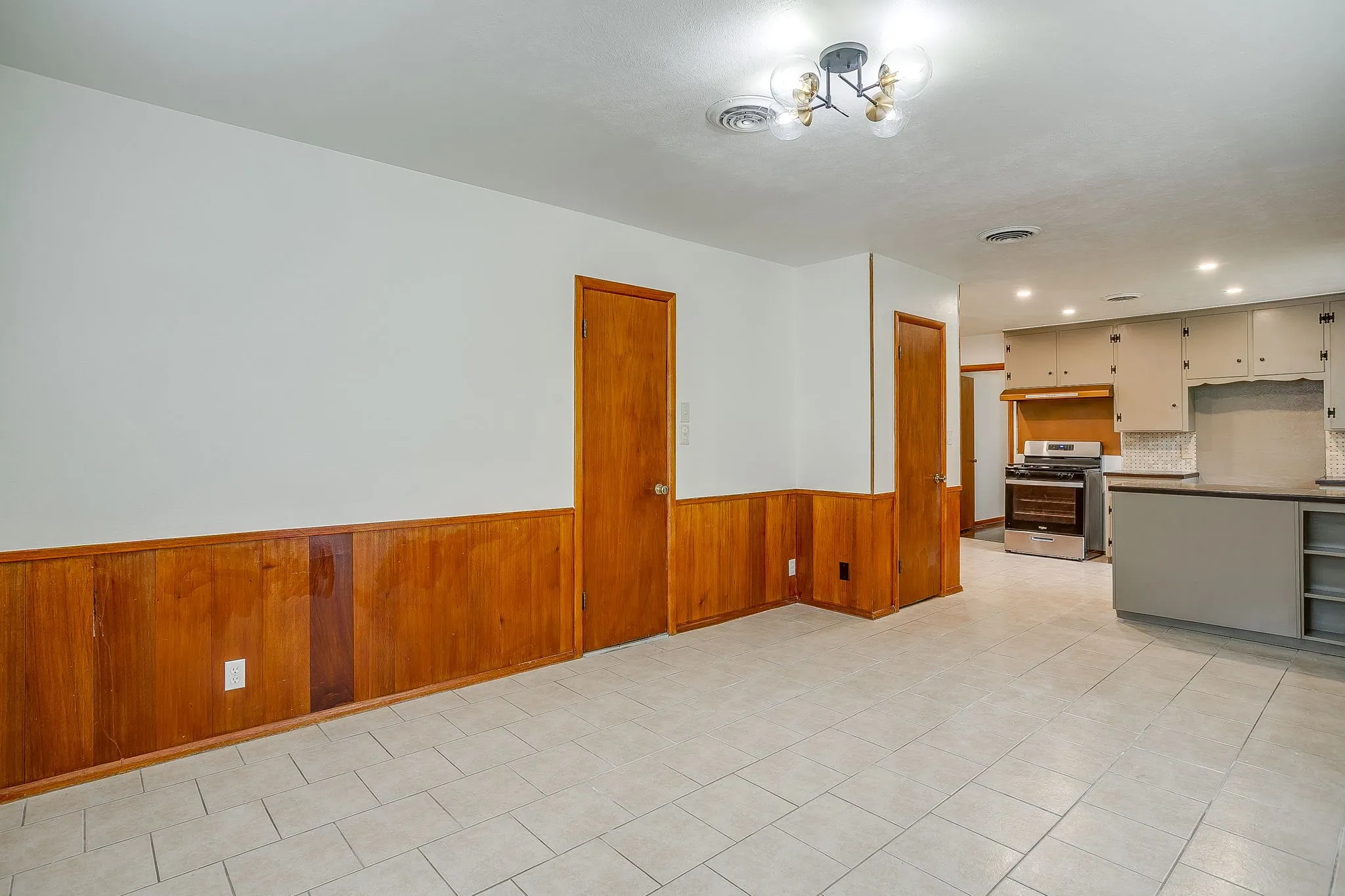 Single Family Residence For Sale in Tarrant County , 3401 Bilglade Road, Fort Worth, Texas 76133, 3 Bedroom, 2 Bathroom, 1 Garage spaces, 1,761 Sqft, built in 1954, mls#21288425, Real Estate Agent in Fort Worth, Homes For Sale in Tarrant county, Homes For Sale in Fort Worth, Realtor in Fort Worth Texas, Real Estate Brokerage Independent Realty Texas, Luminita Cordes Realtor