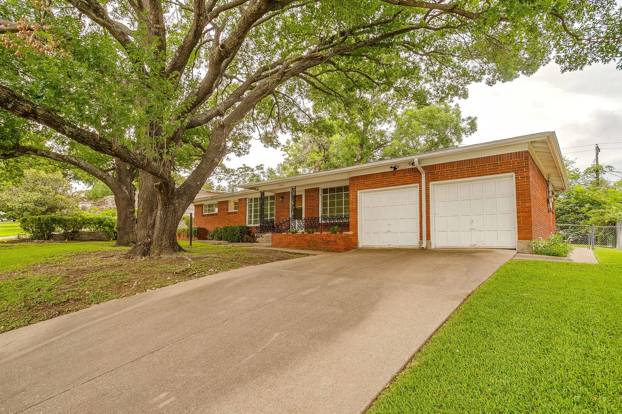 Single Family Residence For Sale in Tarrant County , 3401 Bilglade Road, Fort Worth, Texas 76133, 3 Bedroom, 2 Bathroom, 1 Garage spaces, 1,761 Sqft, built in 1954, mls#21288425, Real Estate Agent in Fort Worth, Homes For Sale in Tarrant county, Homes For Sale in Fort Worth, Realtor in Fort Worth Texas, Real Estate Brokerage Independent Realty Texas, Luminita Cordes Realtor