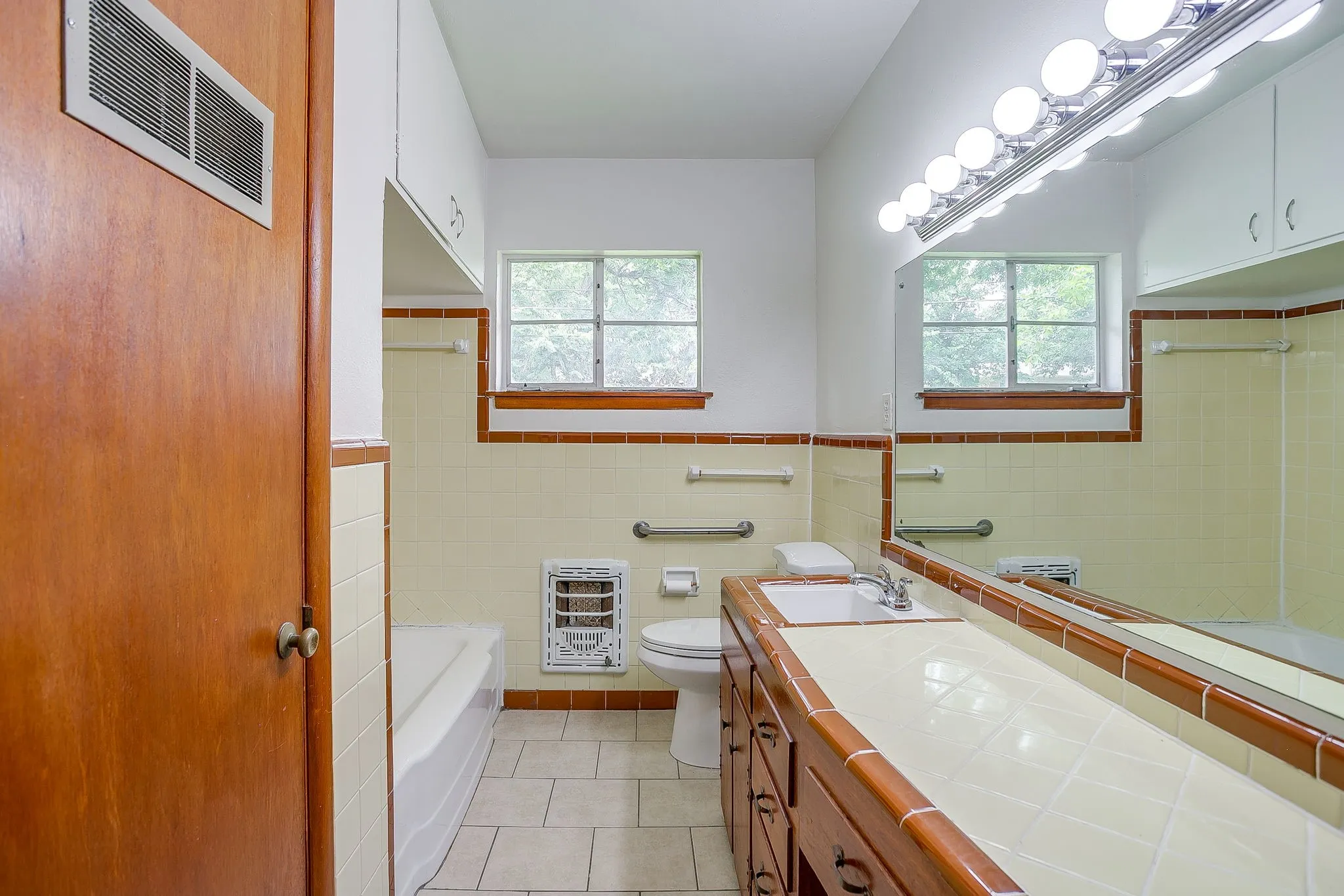 Single Family Residence For Sale in Tarrant County , 3401 Bilglade Road, Fort Worth, Texas 76133, 3 Bedroom, 2 Bathroom, 1 Garage spaces, 1,761 Sqft, built in 1954, mls#21288425, Real Estate Agent in Fort Worth, Homes For Sale in Tarrant county, Homes For Sale in Fort Worth, Realtor in Fort Worth Texas, Real Estate Brokerage Independent Realty Texas, Luminita Cordes Realtor