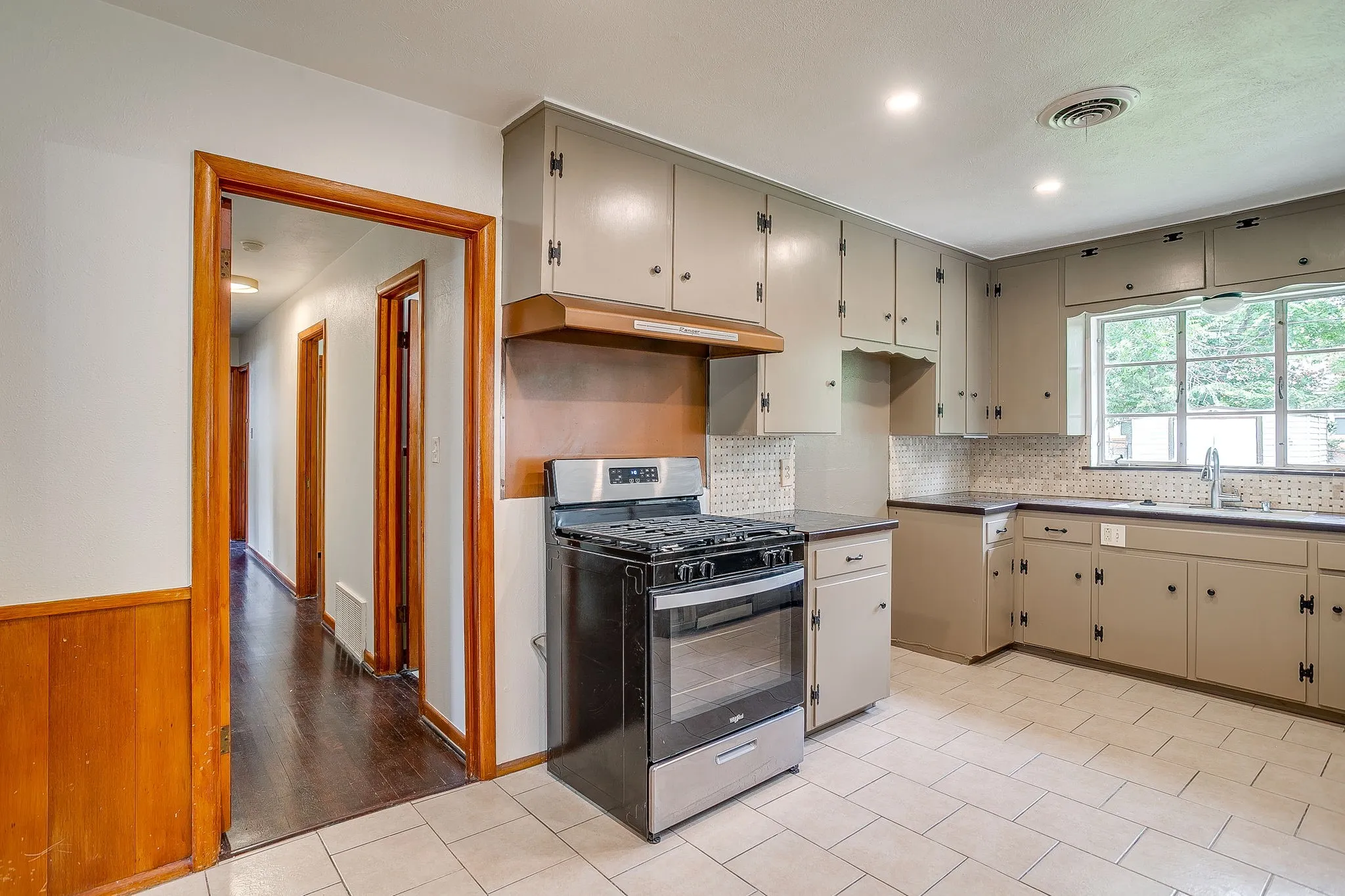 Single Family Residence For Sale in Tarrant County , 3401 Bilglade Road, Fort Worth, Texas 76133, 3 Bedroom, 2 Bathroom, 1 Garage spaces, 1,761 Sqft, built in 1954, mls#21288425, Real Estate Agent in Fort Worth, Homes For Sale in Tarrant county, Homes For Sale in Fort Worth, Realtor in Fort Worth Texas, Real Estate Brokerage Independent Realty Texas, Luminita Cordes Realtor