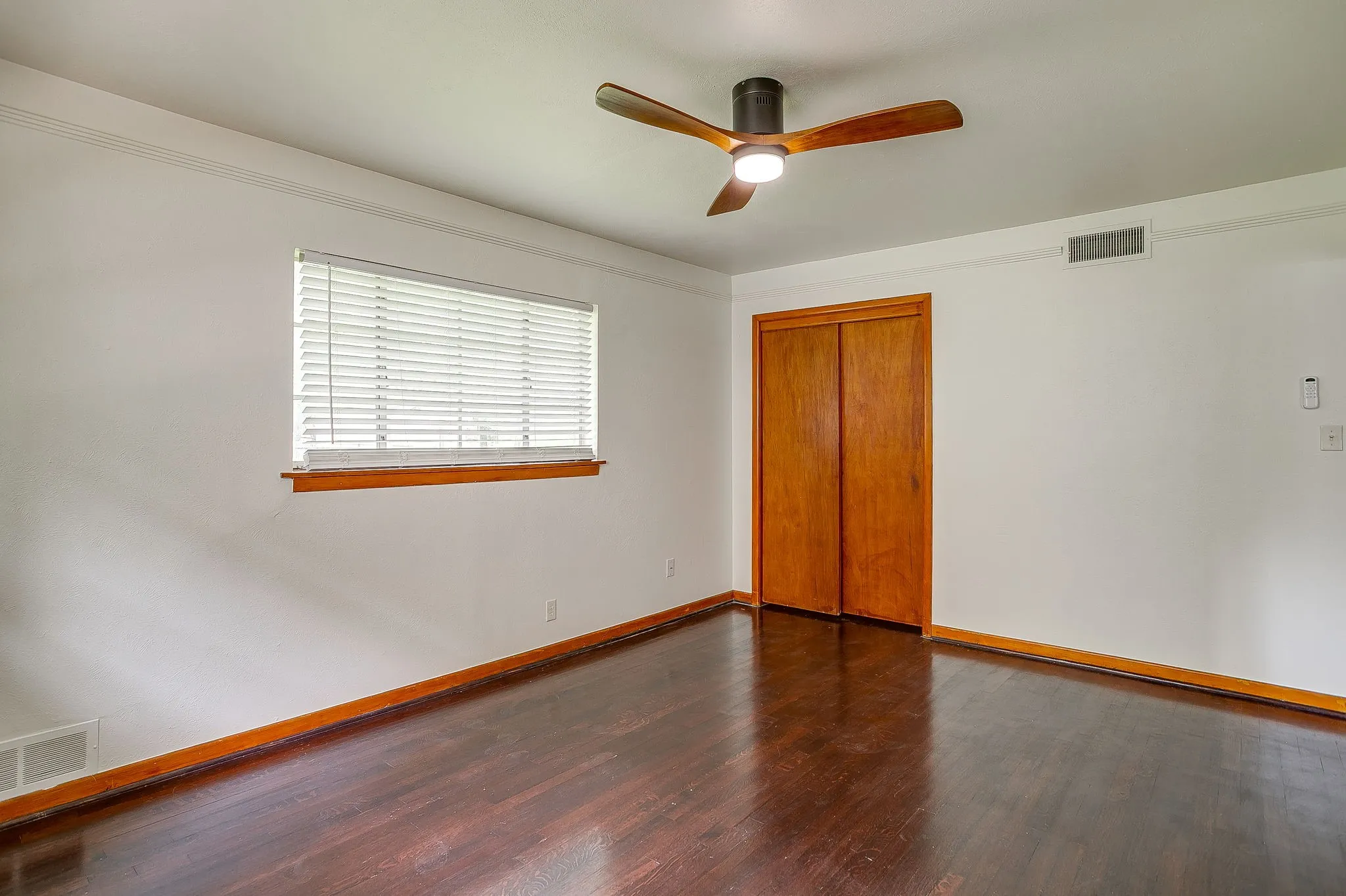 Single Family Residence For Sale in Tarrant County , 3401 Bilglade Road, Fort Worth, Texas 76133, 3 Bedroom, 2 Bathroom, 1 Garage spaces, 1,761 Sqft, built in 1954, mls#21288425, Real Estate Agent in Fort Worth, Homes For Sale in Tarrant county, Homes For Sale in Fort Worth, Realtor in Fort Worth Texas, Real Estate Brokerage Independent Realty Texas, Luminita Cordes Realtor