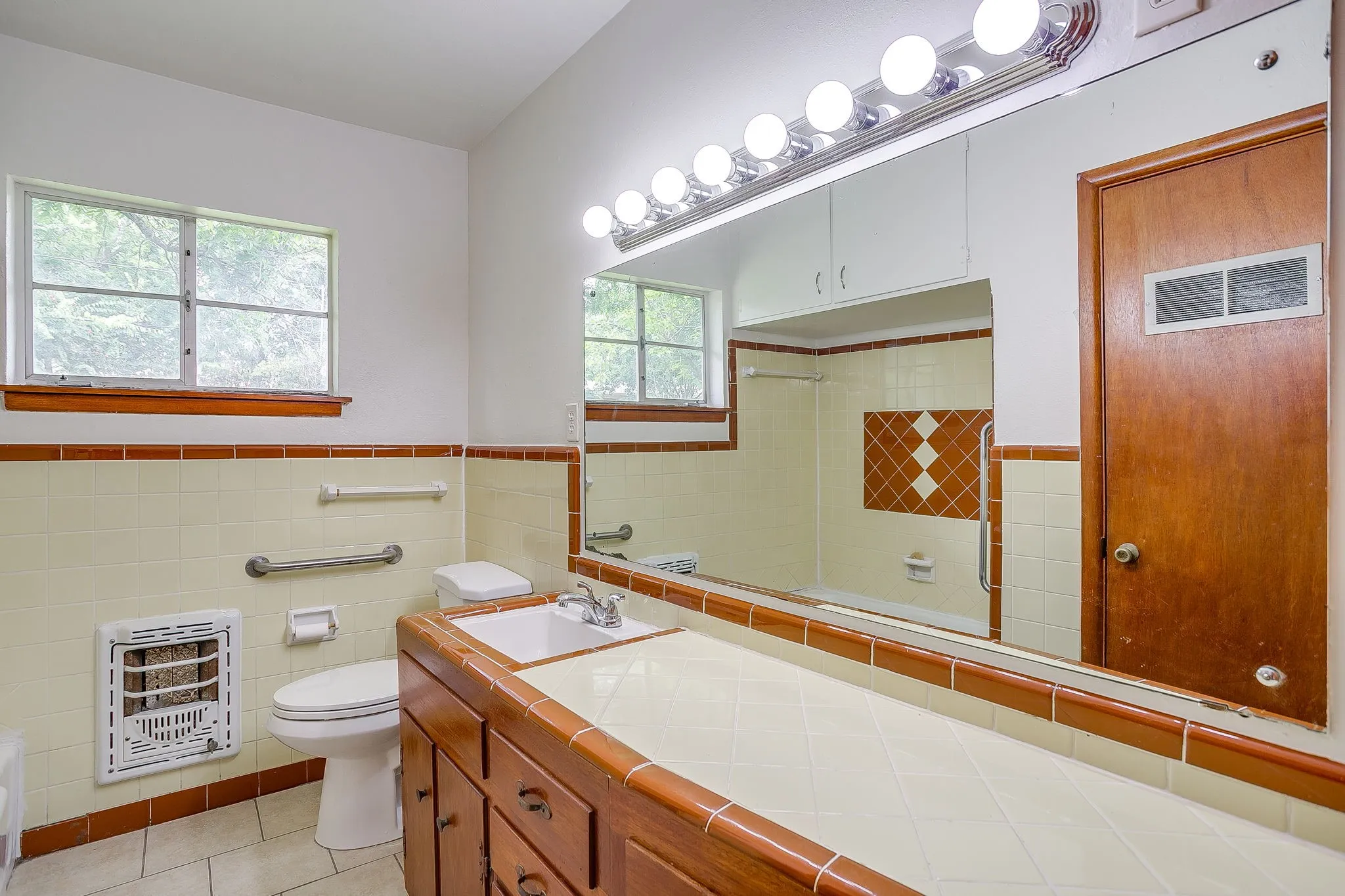 Single Family Residence For Sale in Tarrant County , 3401 Bilglade Road, Fort Worth, Texas 76133, 3 Bedroom, 2 Bathroom, 1 Garage spaces, 1,761 Sqft, built in 1954, mls#21288425, Real Estate Agent in Fort Worth, Homes For Sale in Tarrant county, Homes For Sale in Fort Worth, Realtor in Fort Worth Texas, Real Estate Brokerage Independent Realty Texas, Luminita Cordes Realtor