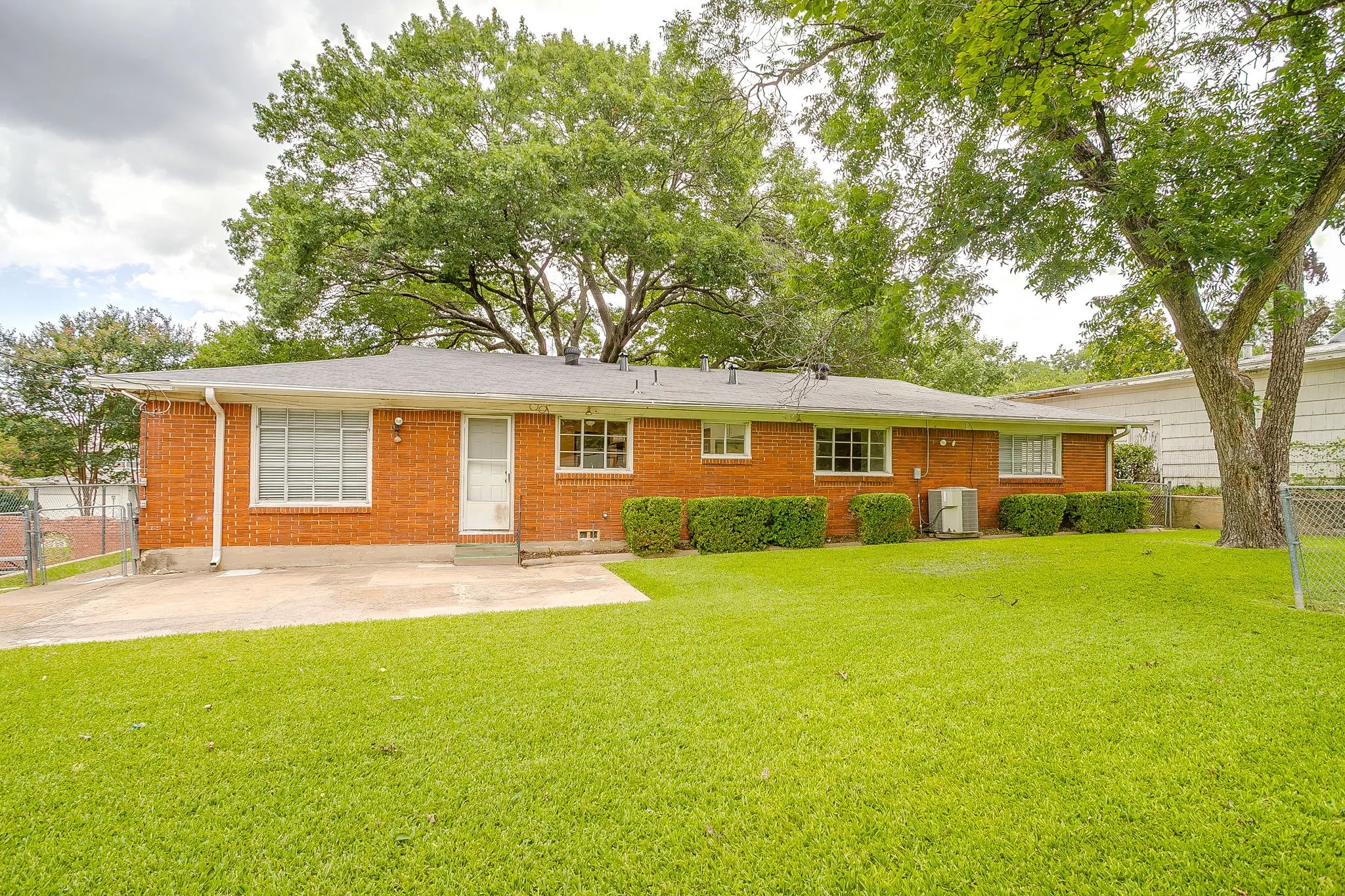 Single Family Residence For Sale in Tarrant County , 3401 Bilglade Road, Fort Worth, Texas 76133, 3 Bedroom, 2 Bathroom, 1 Garage spaces, 1,761 Sqft, built in 1954, mls#21288425, Real Estate Agent in Fort Worth, Homes For Sale in Tarrant county, Homes For Sale in Fort Worth, Realtor in Fort Worth Texas, Real Estate Brokerage Independent Realty Texas, Luminita Cordes Realtor