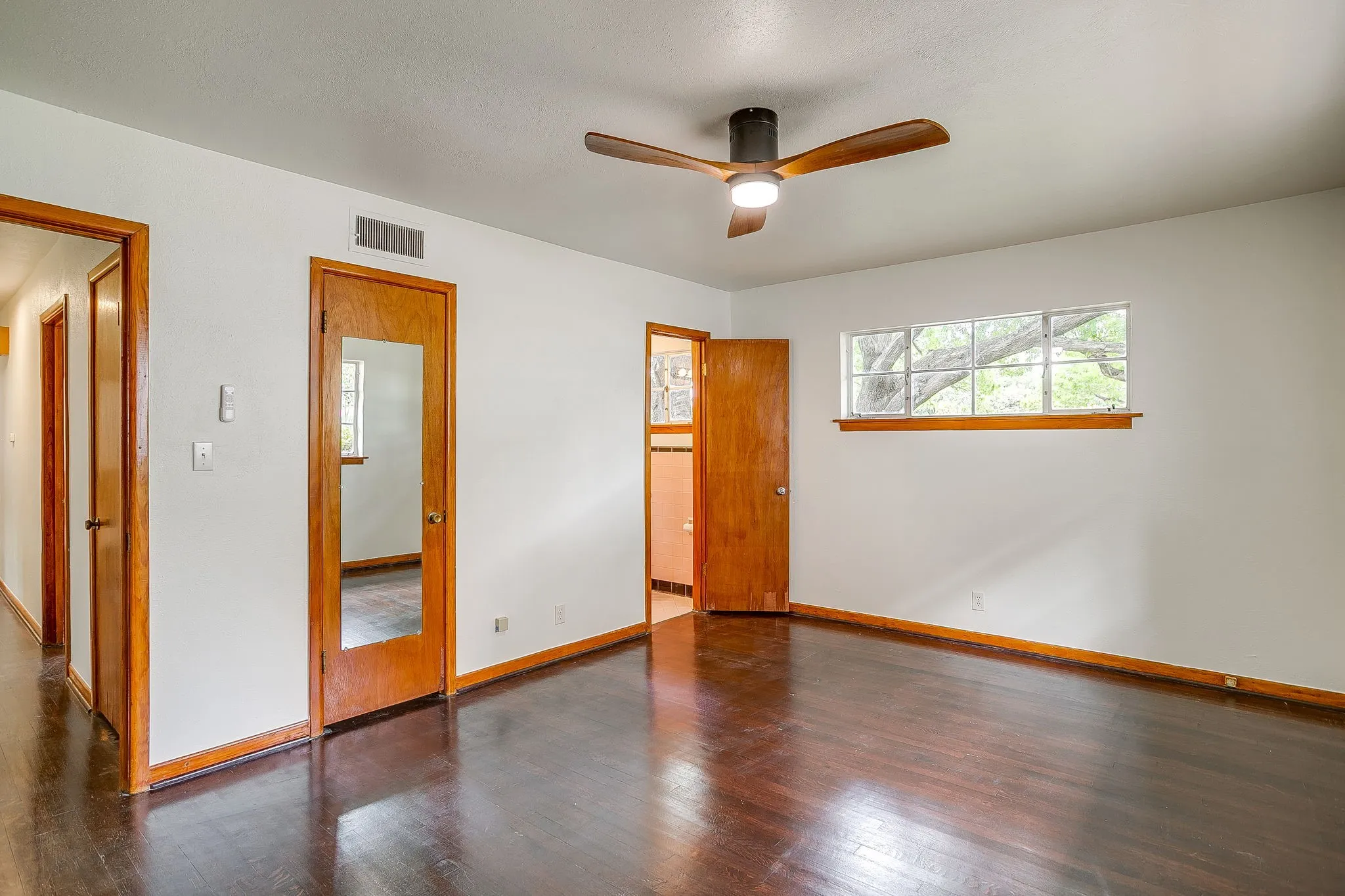 Single Family Residence For Sale in Tarrant County , 3401 Bilglade Road, Fort Worth, Texas 76133, 3 Bedroom, 2 Bathroom, 1 Garage spaces, 1,761 Sqft, built in 1954, mls#21288425, Real Estate Agent in Fort Worth, Homes For Sale in Tarrant county, Homes For Sale in Fort Worth, Realtor in Fort Worth Texas, Real Estate Brokerage Independent Realty Texas, Luminita Cordes Realtor