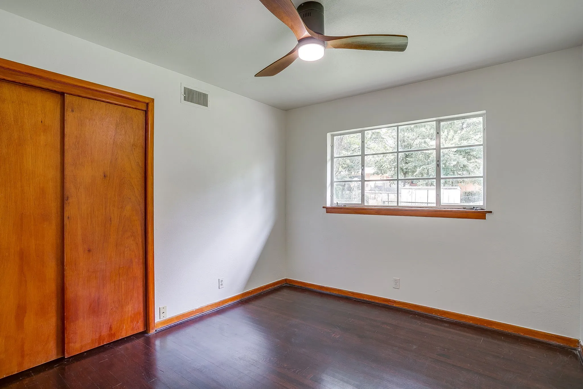 Single Family Residence For Sale in Tarrant County , 3401 Bilglade Road, Fort Worth, Texas 76133, 3 Bedroom, 2 Bathroom, 1 Garage spaces, 1,761 Sqft, built in 1954, mls#21288425, Real Estate Agent in Fort Worth, Homes For Sale in Tarrant county, Homes For Sale in Fort Worth, Realtor in Fort Worth Texas, Real Estate Brokerage Independent Realty Texas, Luminita Cordes Realtor