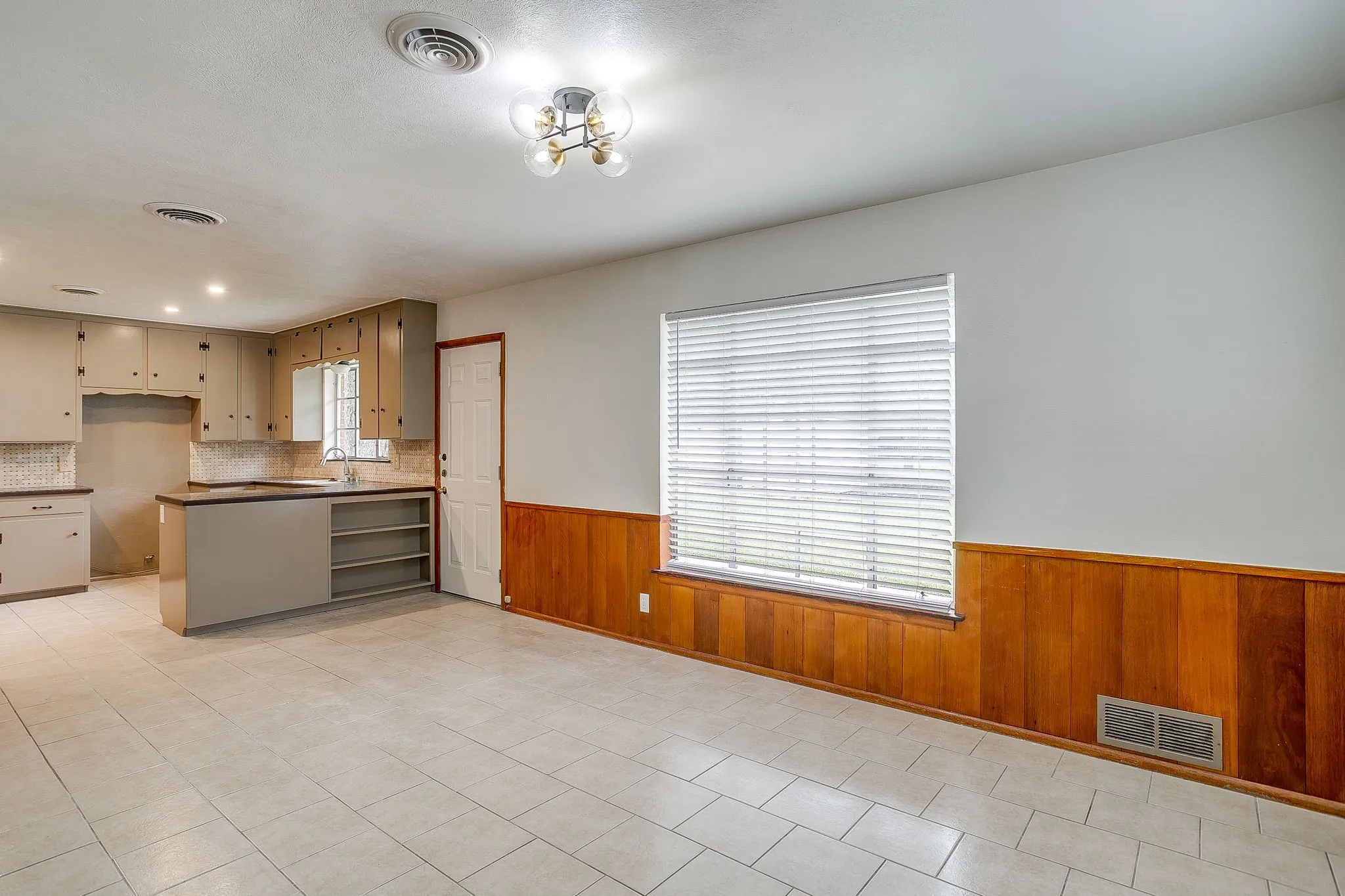 Single Family Residence For Sale in Tarrant County , 3401 Bilglade Road, Fort Worth, Texas 76133, 3 Bedroom, 2 Bathroom, 1 Garage spaces, 1,761 Sqft, built in 1954, mls#21288425, Real Estate Agent in Fort Worth, Homes For Sale in Tarrant county, Homes For Sale in Fort Worth, Realtor in Fort Worth Texas, Real Estate Brokerage Independent Realty Texas, Luminita Cordes Realtor