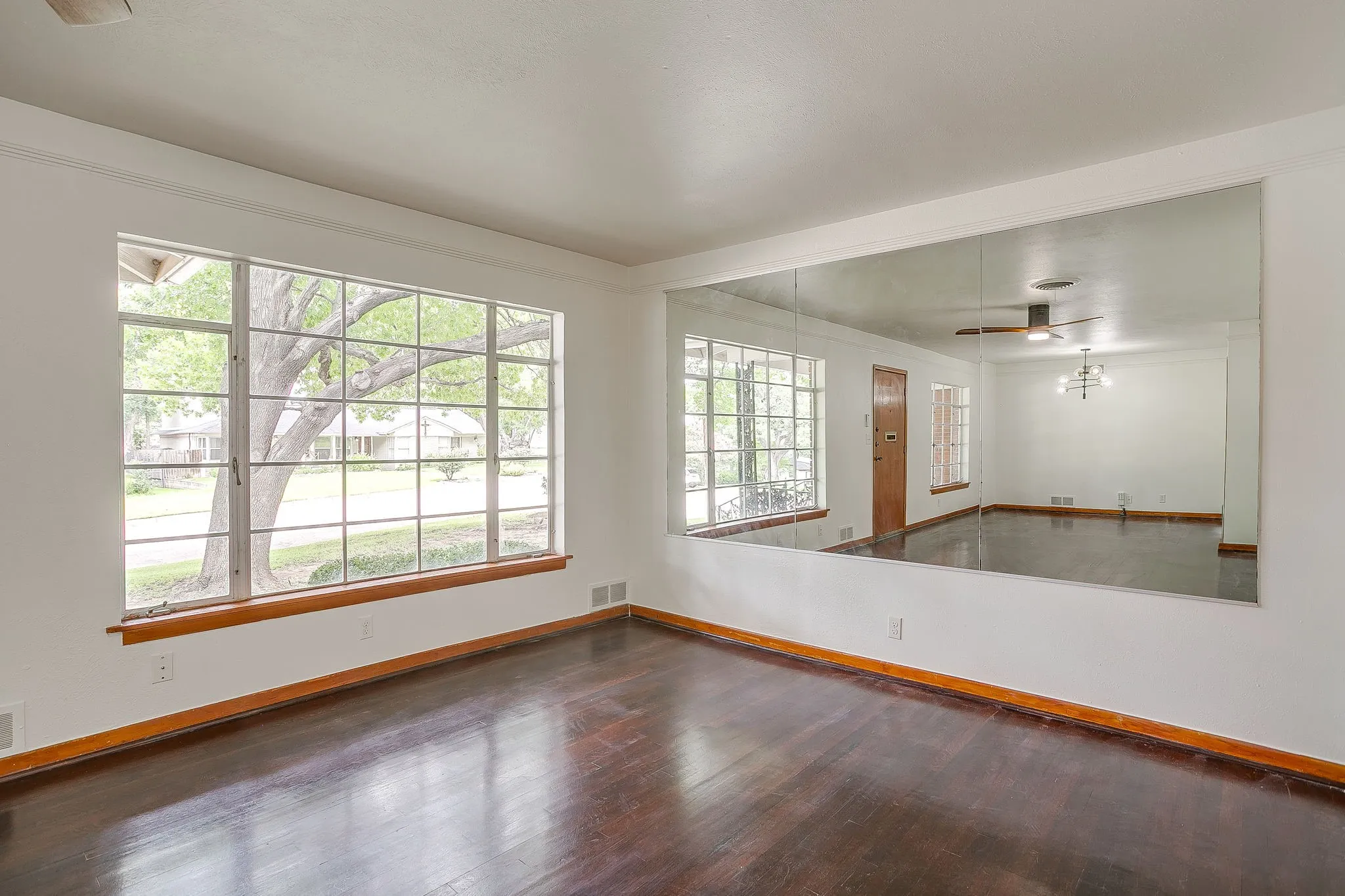 Single Family Residence For Sale in Tarrant County , 3401 Bilglade Road, Fort Worth, Texas 76133, 3 Bedroom, 2 Bathroom, 1 Garage spaces, 1,761 Sqft, built in 1954, mls#21288425, Real Estate Agent in Fort Worth, Homes For Sale in Tarrant county, Homes For Sale in Fort Worth, Realtor in Fort Worth Texas, Real Estate Brokerage Independent Realty Texas, Luminita Cordes Realtor