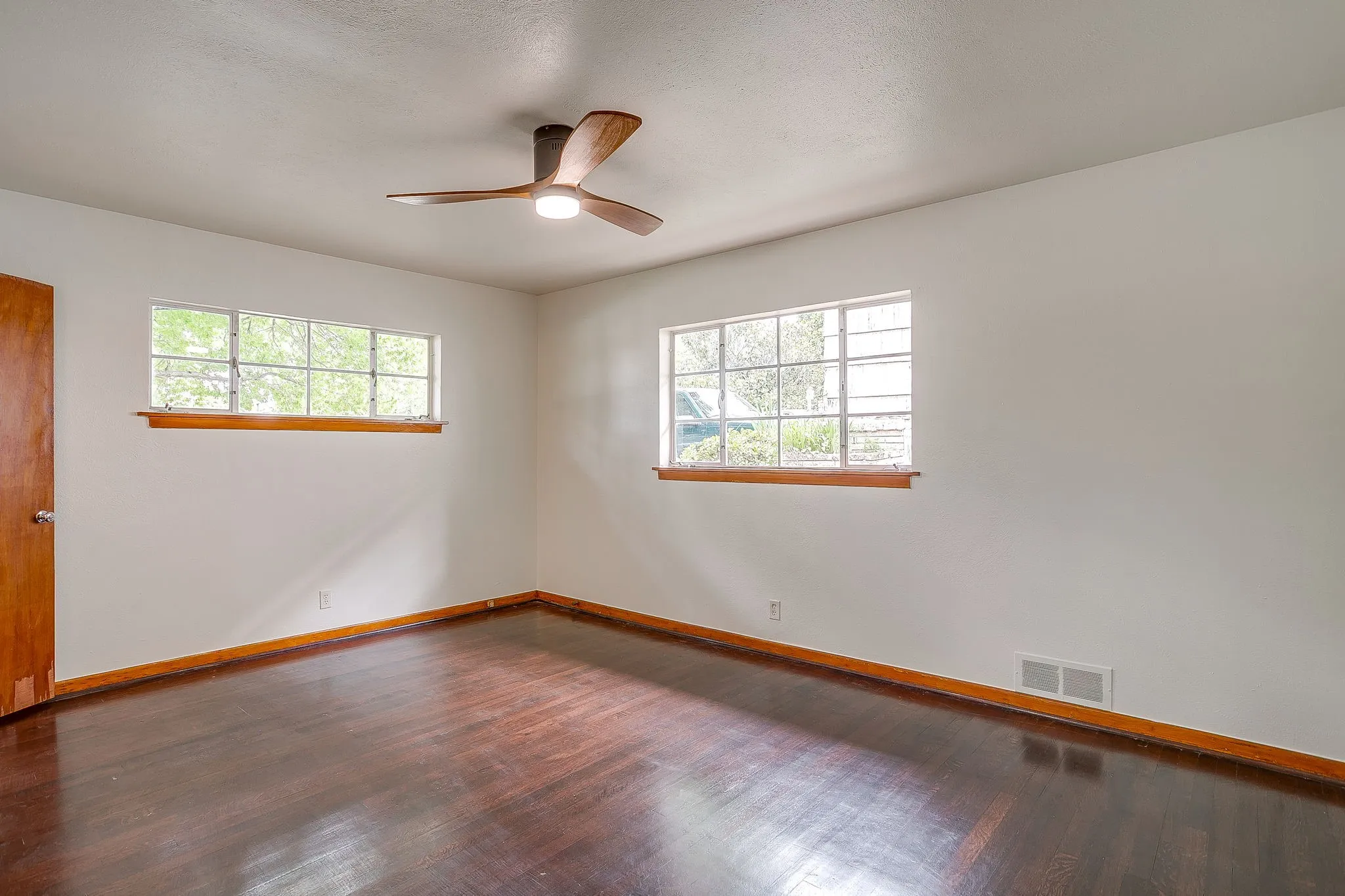 Single Family Residence For Sale in Tarrant County , 3401 Bilglade Road, Fort Worth, Texas 76133, 3 Bedroom, 2 Bathroom, 1 Garage spaces, 1,761 Sqft, built in 1954, mls#21288425, Real Estate Agent in Fort Worth, Homes For Sale in Tarrant county, Homes For Sale in Fort Worth, Realtor in Fort Worth Texas, Real Estate Brokerage Independent Realty Texas, Luminita Cordes Realtor