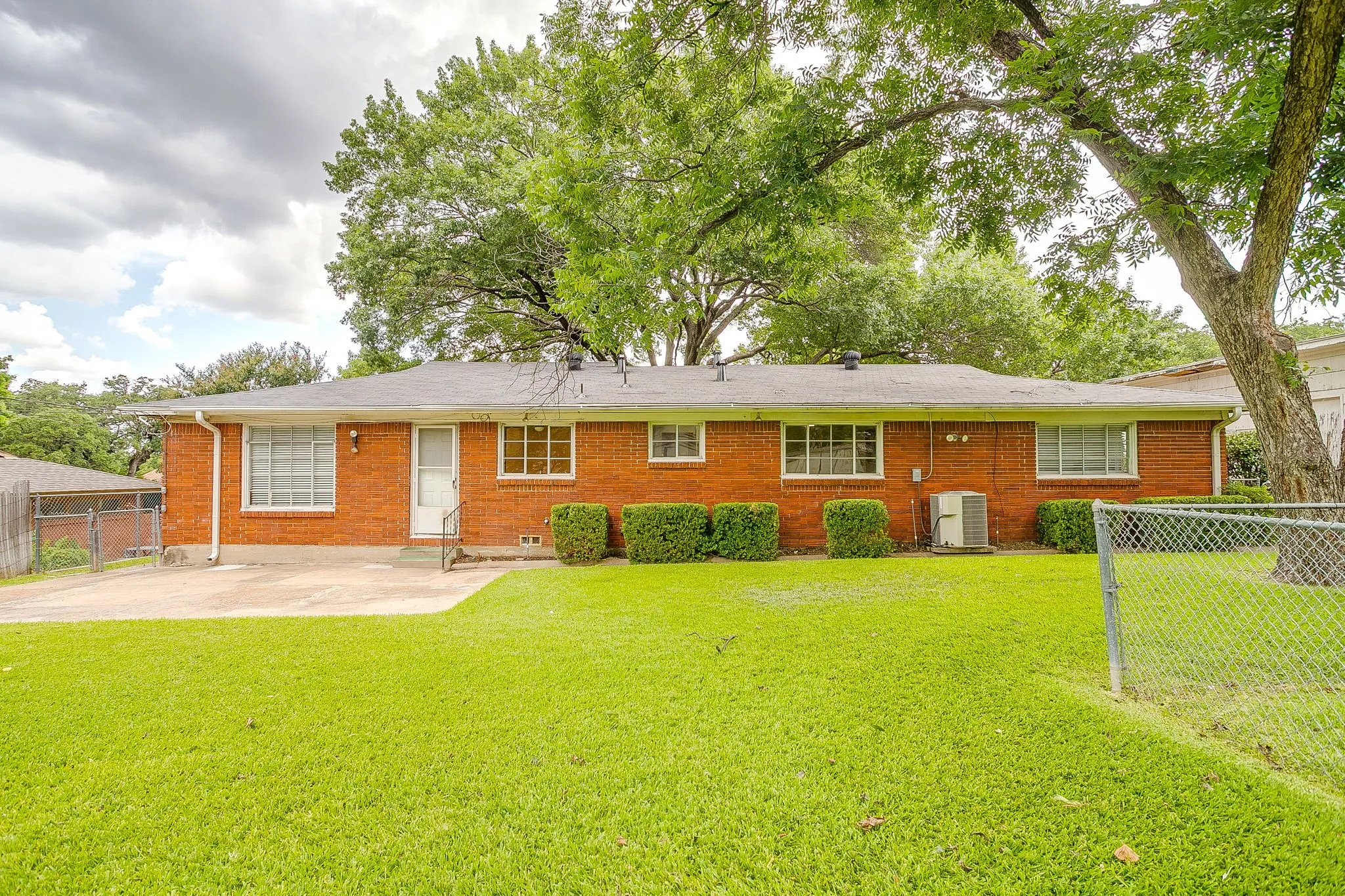 Single Family Residence For Sale in Tarrant County , 3401 Bilglade Road, Fort Worth, Texas 76133, 3 Bedroom, 2 Bathroom, 1 Garage spaces, 1,761 Sqft, built in 1954, mls#21288425, Real Estate Agent in Fort Worth, Homes For Sale in Tarrant county, Homes For Sale in Fort Worth, Realtor in Fort Worth Texas, Real Estate Brokerage Independent Realty Texas, Luminita Cordes Realtor