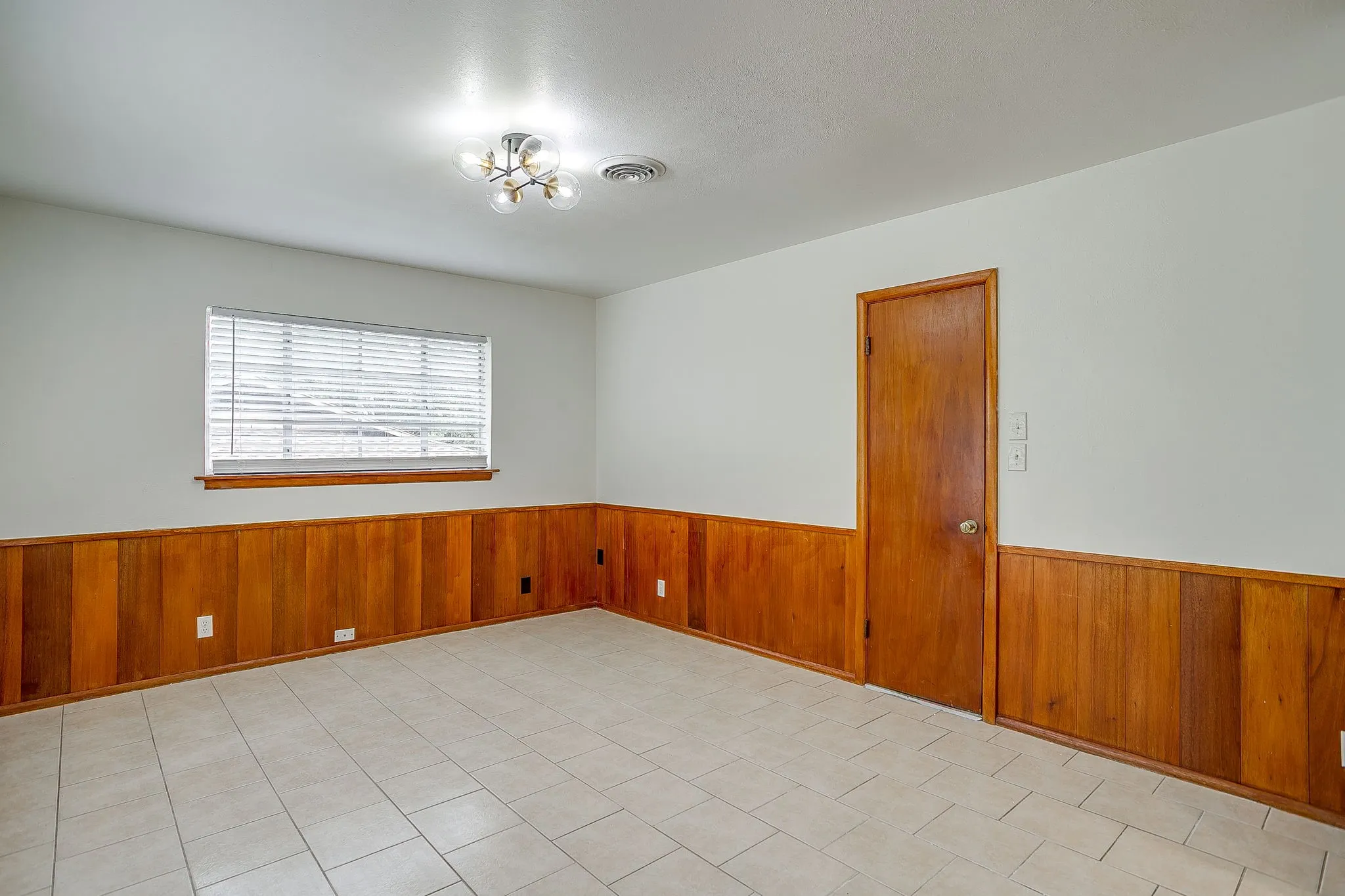 Single Family Residence For Sale in Tarrant County , 3401 Bilglade Road, Fort Worth, Texas 76133, 3 Bedroom, 2 Bathroom, 1 Garage spaces, 1,761 Sqft, built in 1954, mls#21288425, Real Estate Agent in Fort Worth, Homes For Sale in Tarrant county, Homes For Sale in Fort Worth, Realtor in Fort Worth Texas, Real Estate Brokerage Independent Realty Texas, Luminita Cordes Realtor