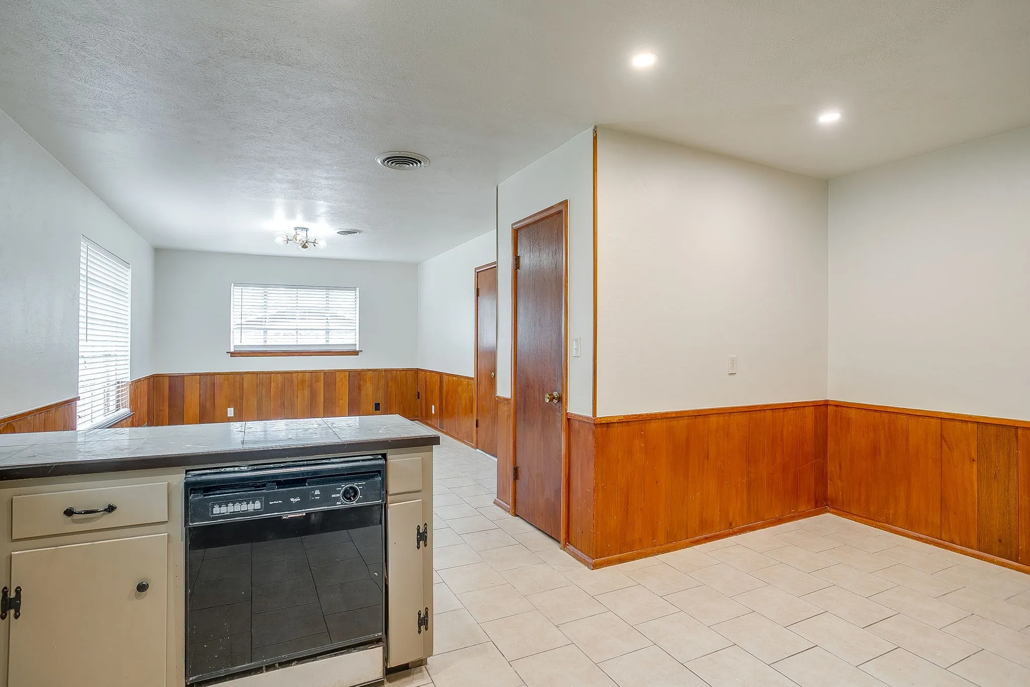 Single Family Residence For Sale in Tarrant County , 3401 Bilglade Road, Fort Worth, Texas 76133, 3 Bedroom, 2 Bathroom, 1 Garage spaces, 1,761 Sqft, built in 1954, mls#21288425, Real Estate Agent in Fort Worth, Homes For Sale in Tarrant county, Homes For Sale in Fort Worth, Realtor in Fort Worth Texas, Real Estate Brokerage Independent Realty Texas, Luminita Cordes Realtor