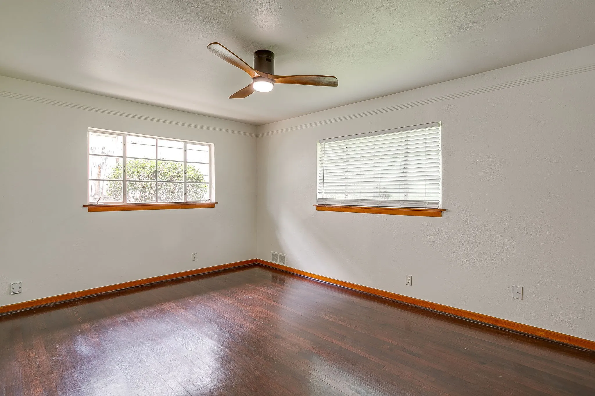 Single Family Residence For Sale in Tarrant County , 3401 Bilglade Road, Fort Worth, Texas 76133, 3 Bedroom, 2 Bathroom, 1 Garage spaces, 1,761 Sqft, built in 1954, mls#21288425, Real Estate Agent in Fort Worth, Homes For Sale in Tarrant county, Homes For Sale in Fort Worth, Realtor in Fort Worth Texas, Real Estate Brokerage Independent Realty Texas, Luminita Cordes Realtor