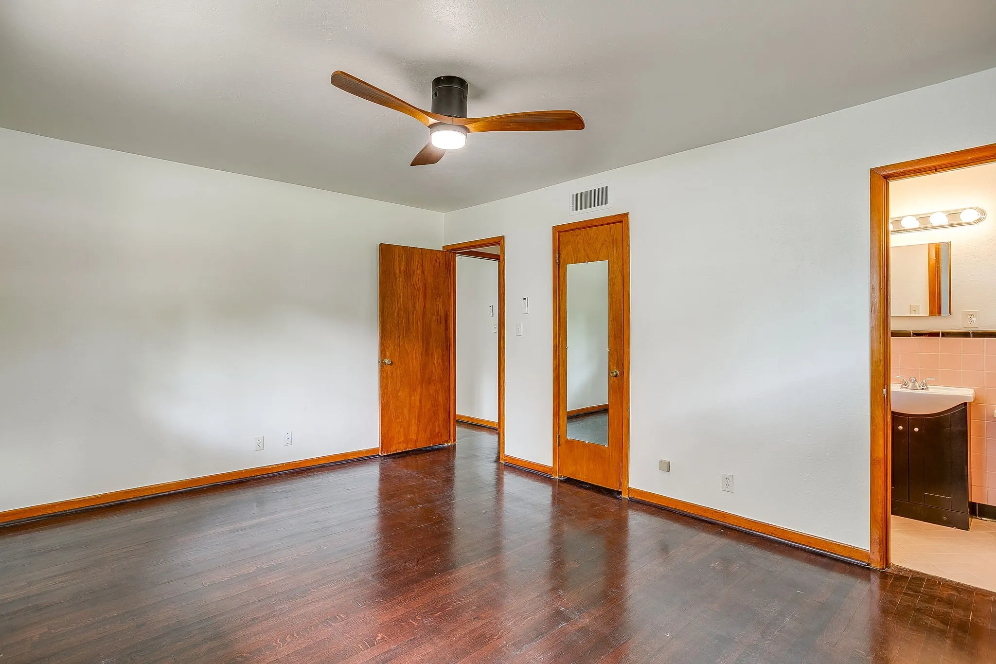 Single Family Residence For Sale in Tarrant County , 3401 Bilglade Road, Fort Worth, Texas 76133, 3 Bedroom, 2 Bathroom, 1 Garage spaces, 1,761 Sqft, built in 1954, mls#21288425, Real Estate Agent in Fort Worth, Homes For Sale in Tarrant county, Homes For Sale in Fort Worth, Realtor in Fort Worth Texas, Real Estate Brokerage Independent Realty Texas, Luminita Cordes Realtor
