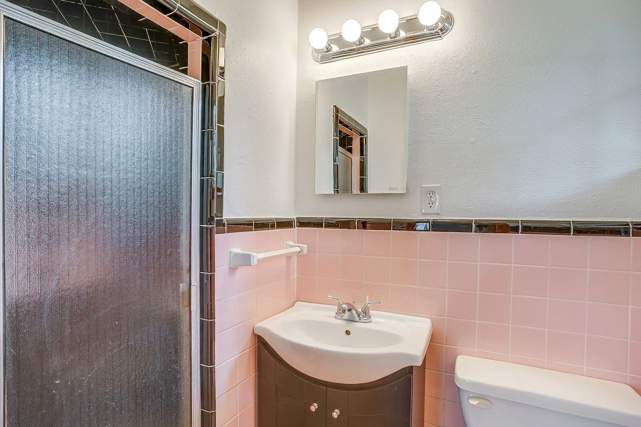 Single Family Residence For Sale in Tarrant County , 3401 Bilglade Road, Fort Worth, Texas 76133, 3 Bedroom, 2 Bathroom, 1 Garage spaces, 1,761 Sqft, built in 1954, mls#21288425, Real Estate Agent in Fort Worth, Homes For Sale in Tarrant county, Homes For Sale in Fort Worth, Realtor in Fort Worth Texas, Real Estate Brokerage Independent Realty Texas, Luminita Cordes Realtor