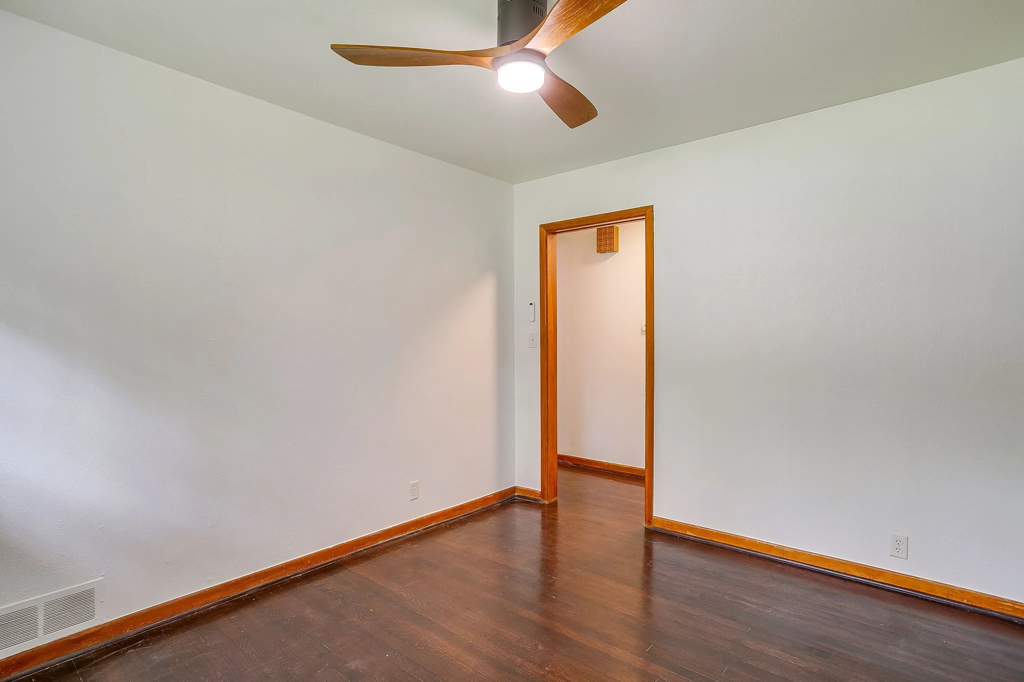Single Family Residence For Sale in Tarrant County , 3401 Bilglade Road, Fort Worth, Texas 76133, 3 Bedroom, 2 Bathroom, 1 Garage spaces, 1,761 Sqft, built in 1954, mls#21288425, Real Estate Agent in Fort Worth, Homes For Sale in Tarrant county, Homes For Sale in Fort Worth, Realtor in Fort Worth Texas, Real Estate Brokerage Independent Realty Texas, Luminita Cordes Realtor