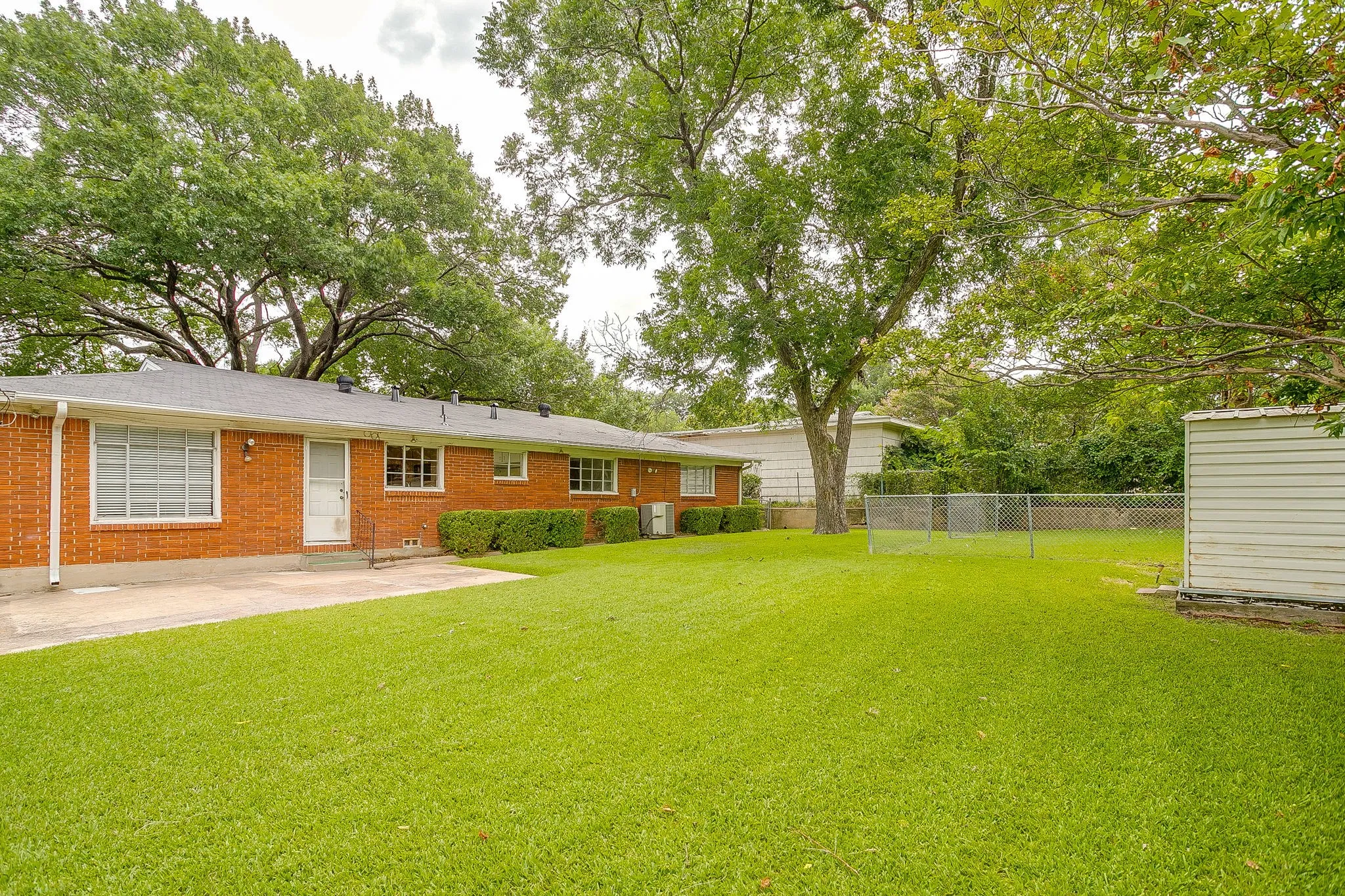 Single Family Residence For Sale in Tarrant County , 3401 Bilglade Road, Fort Worth, Texas 76133, 3 Bedroom, 2 Bathroom, 1 Garage spaces, 1,761 Sqft, built in 1954, mls#21288425, Real Estate Agent in Fort Worth, Homes For Sale in Tarrant county, Homes For Sale in Fort Worth, Realtor in Fort Worth Texas, Real Estate Brokerage Independent Realty Texas, Luminita Cordes Realtor