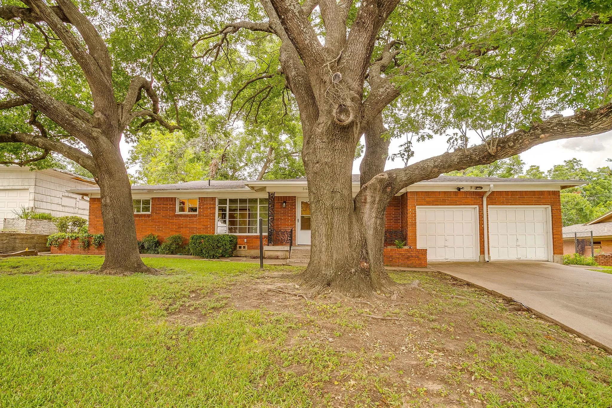 Single Family Residence For Sale in Tarrant County , 3401 Bilglade Road, Fort Worth, Texas 76133, 3 Bedroom, 2 Bathroom, 1 Garage spaces, 1,761 Sqft, built in 1954, mls#21288425, Real Estate Agent in Fort Worth, Homes For Sale in Tarrant county, Homes For Sale in Fort Worth, Realtor in Fort Worth Texas, Real Estate Brokerage Independent Realty Texas, Luminita Cordes Realtor