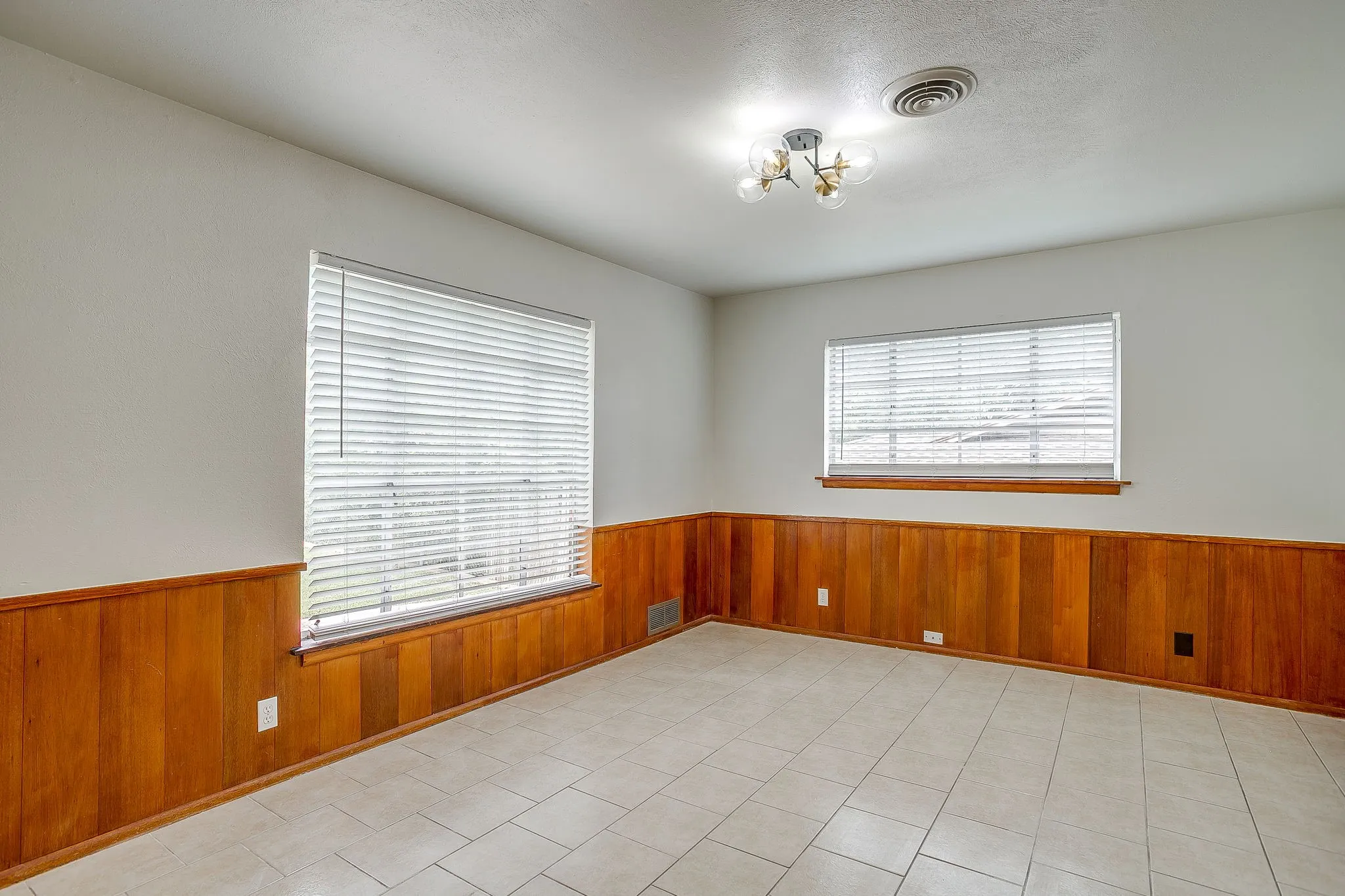 Single Family Residence For Sale in Tarrant County , 3401 Bilglade Road, Fort Worth, Texas 76133, 3 Bedroom, 2 Bathroom, 1 Garage spaces, 1,761 Sqft, built in 1954, mls#21288425, Real Estate Agent in Fort Worth, Homes For Sale in Tarrant county, Homes For Sale in Fort Worth, Realtor in Fort Worth Texas, Real Estate Brokerage Independent Realty Texas, Luminita Cordes Realtor