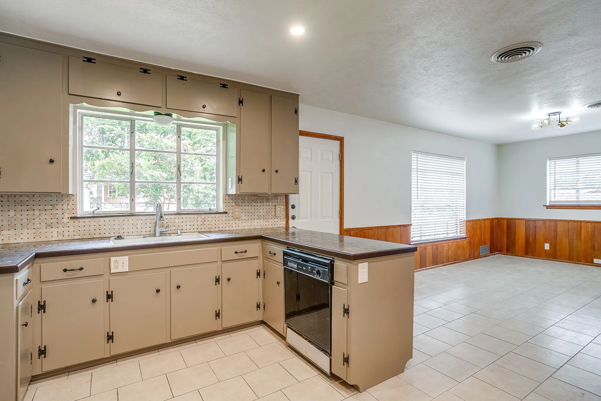 Single Family Residence For Sale in Tarrant County , 3401 Bilglade Road, Fort Worth, Texas 76133, 3 Bedroom, 2 Bathroom, 1 Garage spaces, 1,761 Sqft, built in 1954, mls#21288425, Real Estate Agent in Fort Worth, Homes For Sale in Tarrant county, Homes For Sale in Fort Worth, Realtor in Fort Worth Texas, Real Estate Brokerage Independent Realty Texas, Luminita Cordes Realtor
