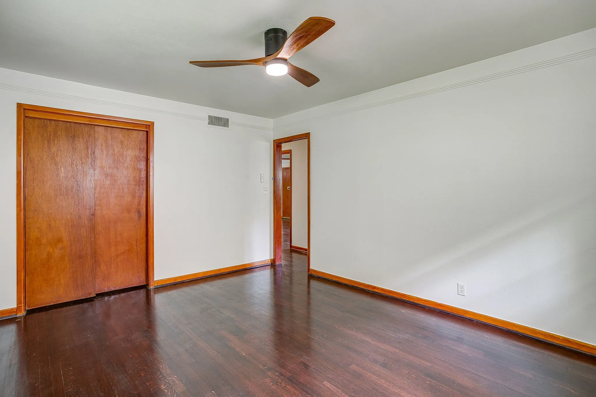 Single Family Residence For Sale in Tarrant County , 3401 Bilglade Road, Fort Worth, Texas 76133, 3 Bedroom, 2 Bathroom, 1 Garage spaces, 1,761 Sqft, built in 1954, mls#21288425, Real Estate Agent in Fort Worth, Homes For Sale in Tarrant county, Homes For Sale in Fort Worth, Realtor in Fort Worth Texas, Real Estate Brokerage Independent Realty Texas, Luminita Cordes Realtor