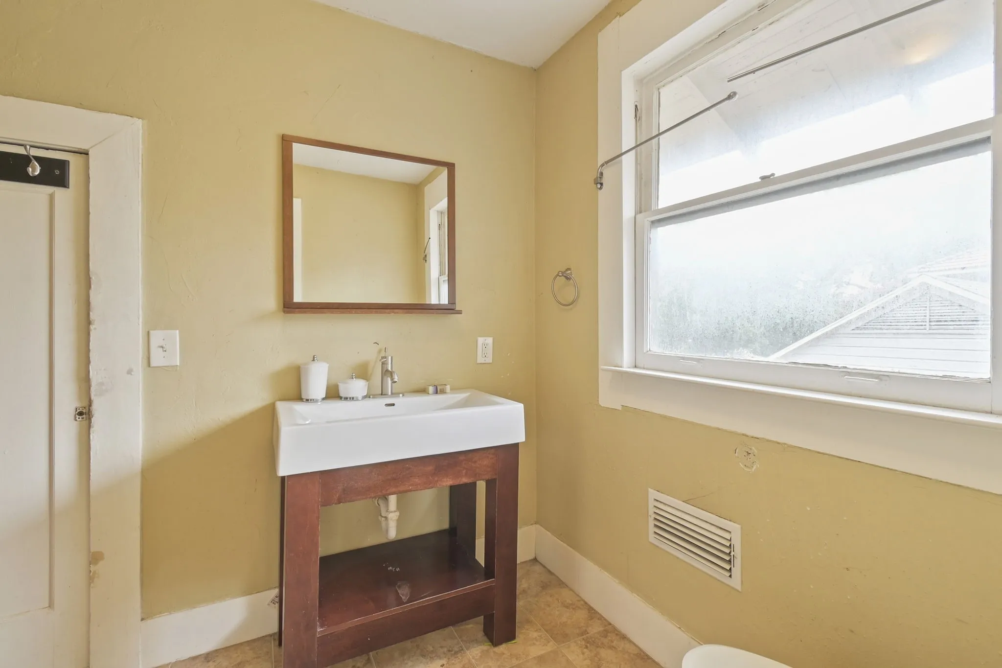 Single Family Residence For Sale in Dallas County , 218 N Rosemont Avenue, Dallas, Texas 75208, 3 Bedroom, 2 Bathroom, Garage spaces, 1,921 Sqft, built in 1925, mls#21333396, Real Estate Agent in Dallas, Homes For Sale in Dallas county, Homes For Sale in Dallas, Realtor in Dallas Texas, Real Estate Brokerage Independent Realty Texas, Luminita Cordes Realtor