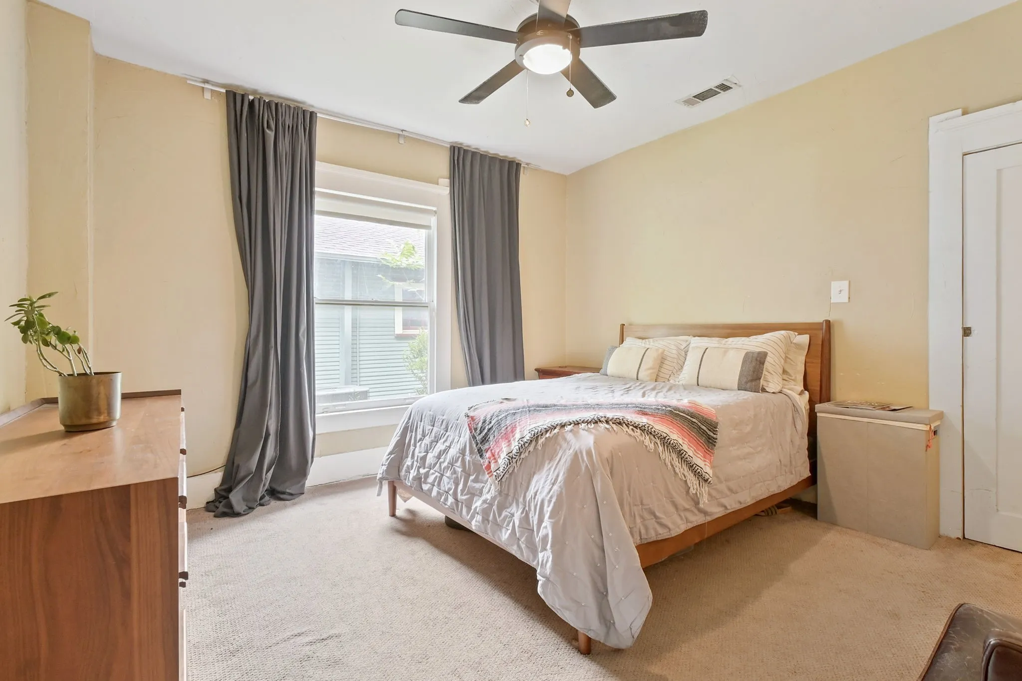 Single Family Residence For Sale in Dallas County , 218 N Rosemont Avenue, Dallas, Texas 75208, 3 Bedroom, 2 Bathroom, Garage spaces, 1,921 Sqft, built in 1925, mls#21333396, Real Estate Agent in Dallas, Homes For Sale in Dallas county, Homes For Sale in Dallas, Realtor in Dallas Texas, Real Estate Brokerage Independent Realty Texas, Luminita Cordes Realtor