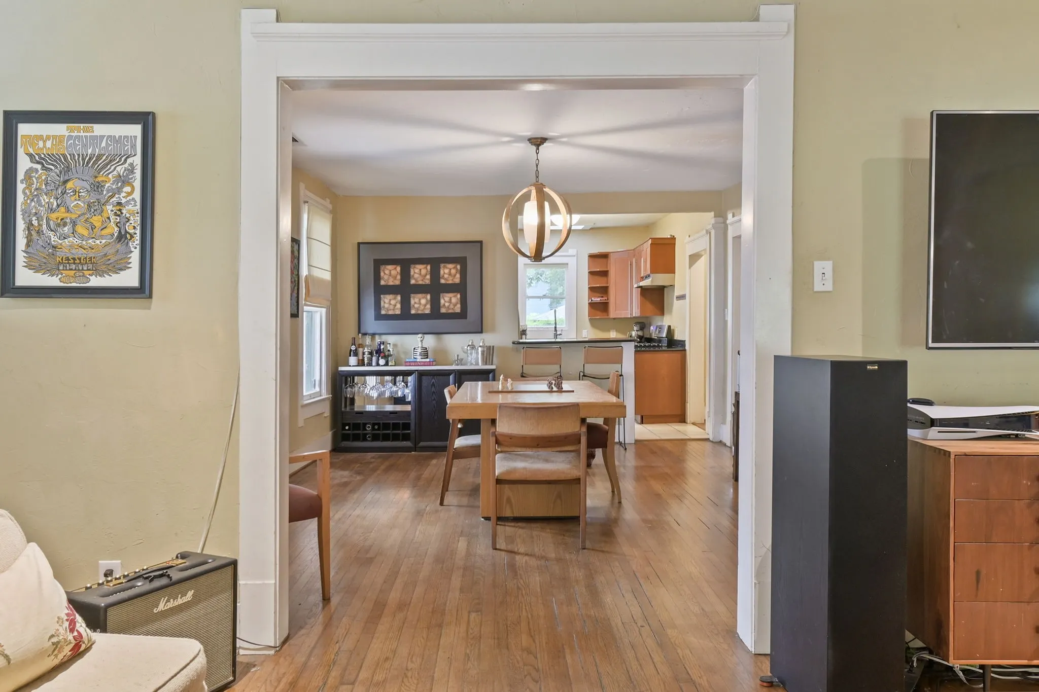 Single Family Residence For Sale in Dallas County , 218 N Rosemont Avenue, Dallas, Texas 75208, 3 Bedroom, 2 Bathroom, Garage spaces, 1,921 Sqft, built in 1925, mls#21333396, Real Estate Agent in Dallas, Homes For Sale in Dallas county, Homes For Sale in Dallas, Realtor in Dallas Texas, Real Estate Brokerage Independent Realty Texas, Luminita Cordes Realtor