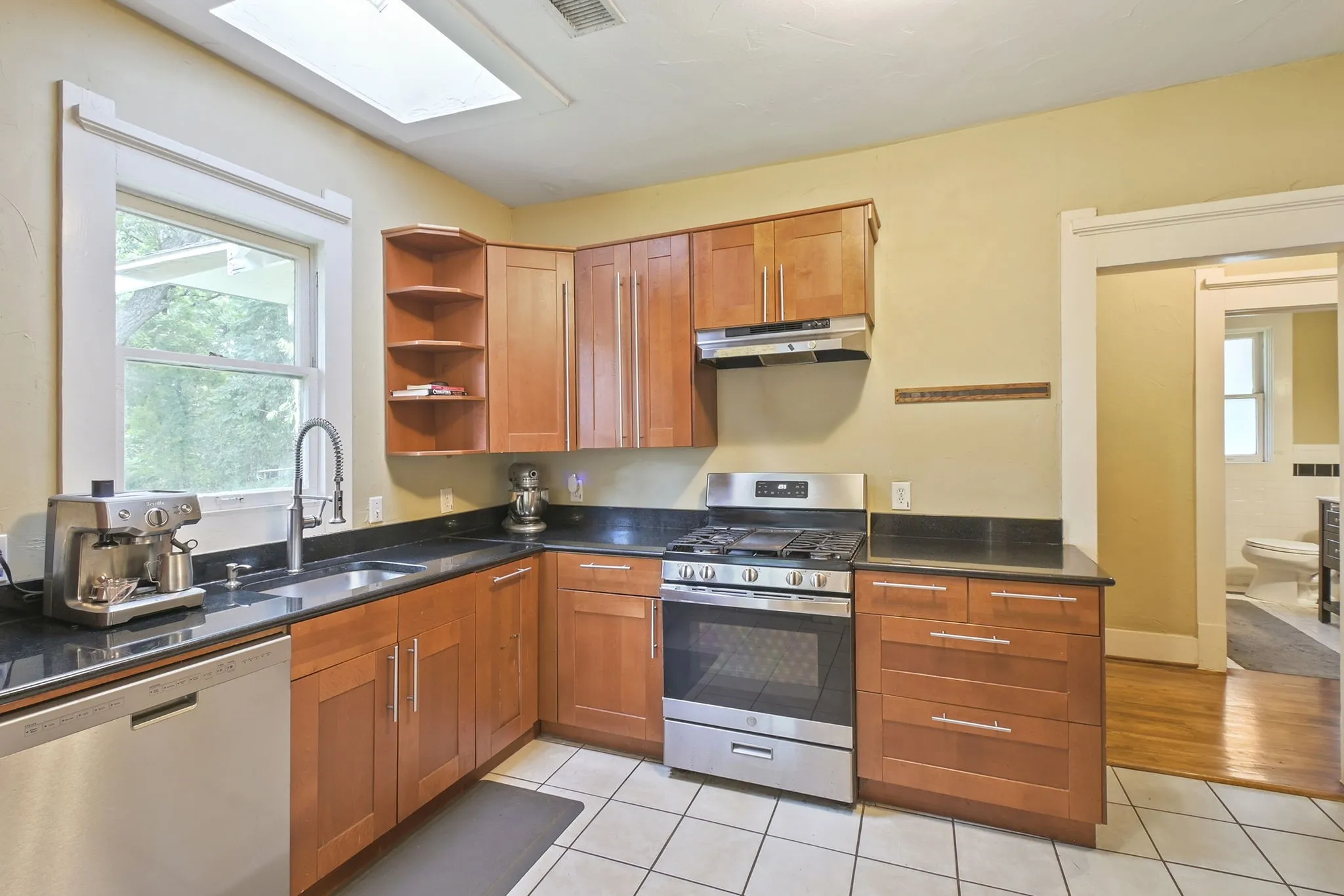 Single Family Residence For Sale in Dallas County , 218 N Rosemont Avenue, Dallas, Texas 75208, 3 Bedroom, 2 Bathroom, Garage spaces, 1,921 Sqft, built in 1925, mls#21333396, Real Estate Agent in Dallas, Homes For Sale in Dallas county, Homes For Sale in Dallas, Realtor in Dallas Texas, Real Estate Brokerage Independent Realty Texas, Luminita Cordes Realtor