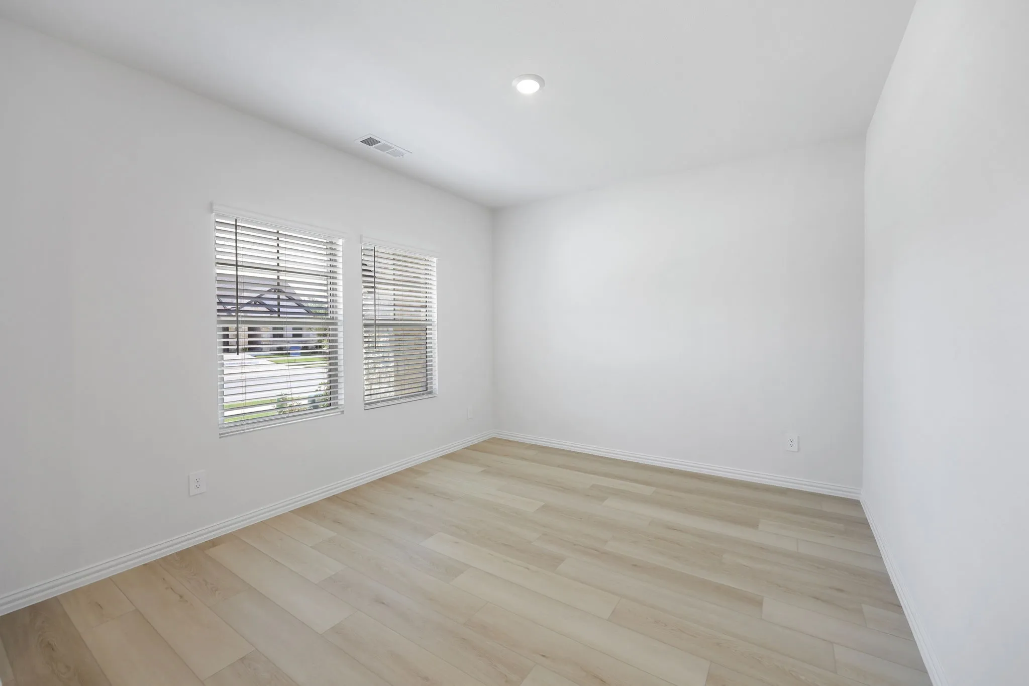  Photo is not of the actual home, but is an inspirational photo of builder’s model home and may depict options, furnishings, and/or decorator features that are not included.
