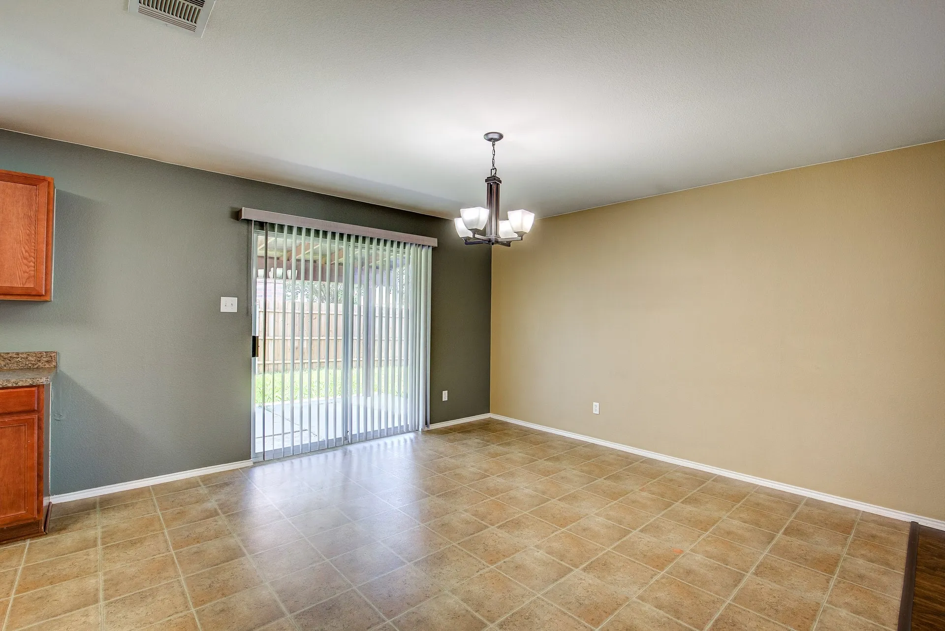 Single Family Residence For Rent in Tarrant County , 7000 Sylvan Meadows Drive, Fort Worth, Texas 76120, 3 Bedroom, 2 Bathroom, 2 Garage spaces, 1,720 Sqft, built in 2008, mls#21306595, Real Estate Agent in Fort Worth, Homes For Rent in Tarrant county, Homes For Rent in Fort Worth, Realtor in Fort Worth Texas, Real Estate Brokerage Independent Realty Texas, Luminita Cordes Realtor