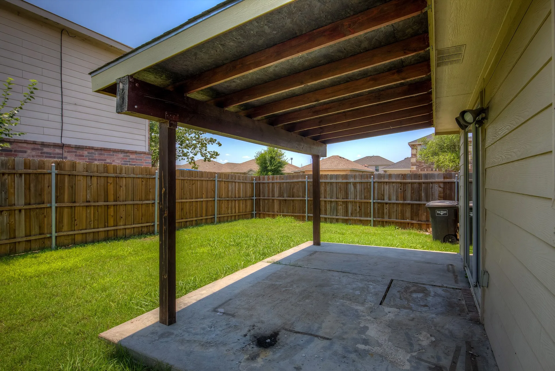 Single Family Residence For Rent in Tarrant County , 7000 Sylvan Meadows Drive, Fort Worth, Texas 76120, 3 Bedroom, 2 Bathroom, 2 Garage spaces, 1,720 Sqft, built in 2008, mls#21306595, Real Estate Agent in Fort Worth, Homes For Rent in Tarrant county, Homes For Rent in Fort Worth, Realtor in Fort Worth Texas, Real Estate Brokerage Independent Realty Texas, Luminita Cordes Realtor