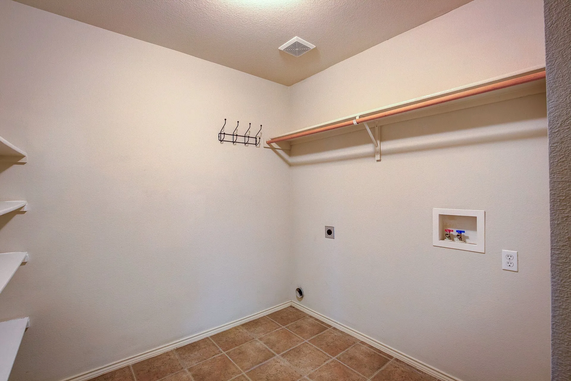 Single Family Residence For Rent in Tarrant County , 7000 Sylvan Meadows Drive, Fort Worth, Texas 76120, 3 Bedroom, 2 Bathroom, 2 Garage spaces, 1,720 Sqft, built in 2008, mls#21306595, Real Estate Agent in Fort Worth, Homes For Rent in Tarrant county, Homes For Rent in Fort Worth, Realtor in Fort Worth Texas, Real Estate Brokerage Independent Realty Texas, Luminita Cordes Realtor