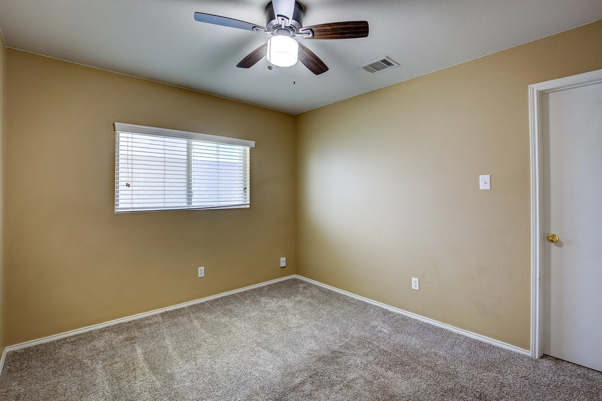 Single Family Residence For Rent in Tarrant County , 7000 Sylvan Meadows Drive, Fort Worth, Texas 76120, 3 Bedroom, 2 Bathroom, 2 Garage spaces, 1,720 Sqft, built in 2008, mls#21306595, Real Estate Agent in Fort Worth, Homes For Rent in Tarrant county, Homes For Rent in Fort Worth, Realtor in Fort Worth Texas, Real Estate Brokerage Independent Realty Texas, Luminita Cordes Realtor