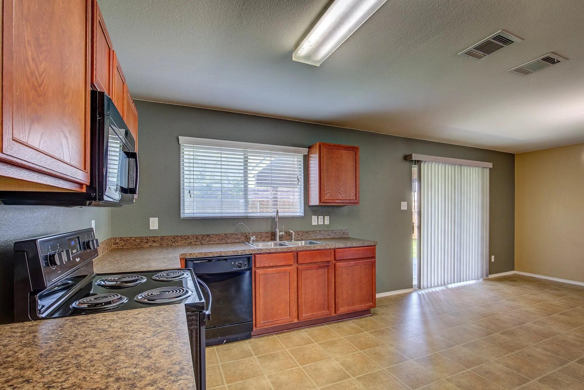 Single Family Residence For Rent in Tarrant County , 7000 Sylvan Meadows Drive, Fort Worth, Texas 76120, 3 Bedroom, 2 Bathroom, 2 Garage spaces, 1,720 Sqft, built in 2008, mls#21306595, Real Estate Agent in Fort Worth, Homes For Rent in Tarrant county, Homes For Rent in Fort Worth, Realtor in Fort Worth Texas, Real Estate Brokerage Independent Realty Texas, Luminita Cordes Realtor