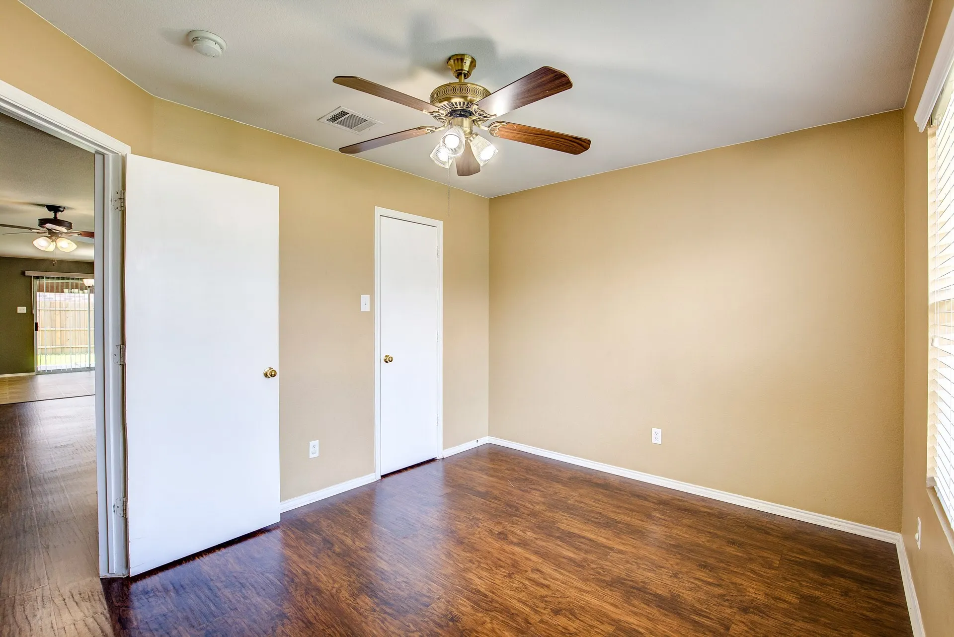 Single Family Residence For Rent in Tarrant County , 7000 Sylvan Meadows Drive, Fort Worth, Texas 76120, 3 Bedroom, 2 Bathroom, 2 Garage spaces, 1,720 Sqft, built in 2008, mls#21306595, Real Estate Agent in Fort Worth, Homes For Rent in Tarrant county, Homes For Rent in Fort Worth, Realtor in Fort Worth Texas, Real Estate Brokerage Independent Realty Texas, Luminita Cordes Realtor
