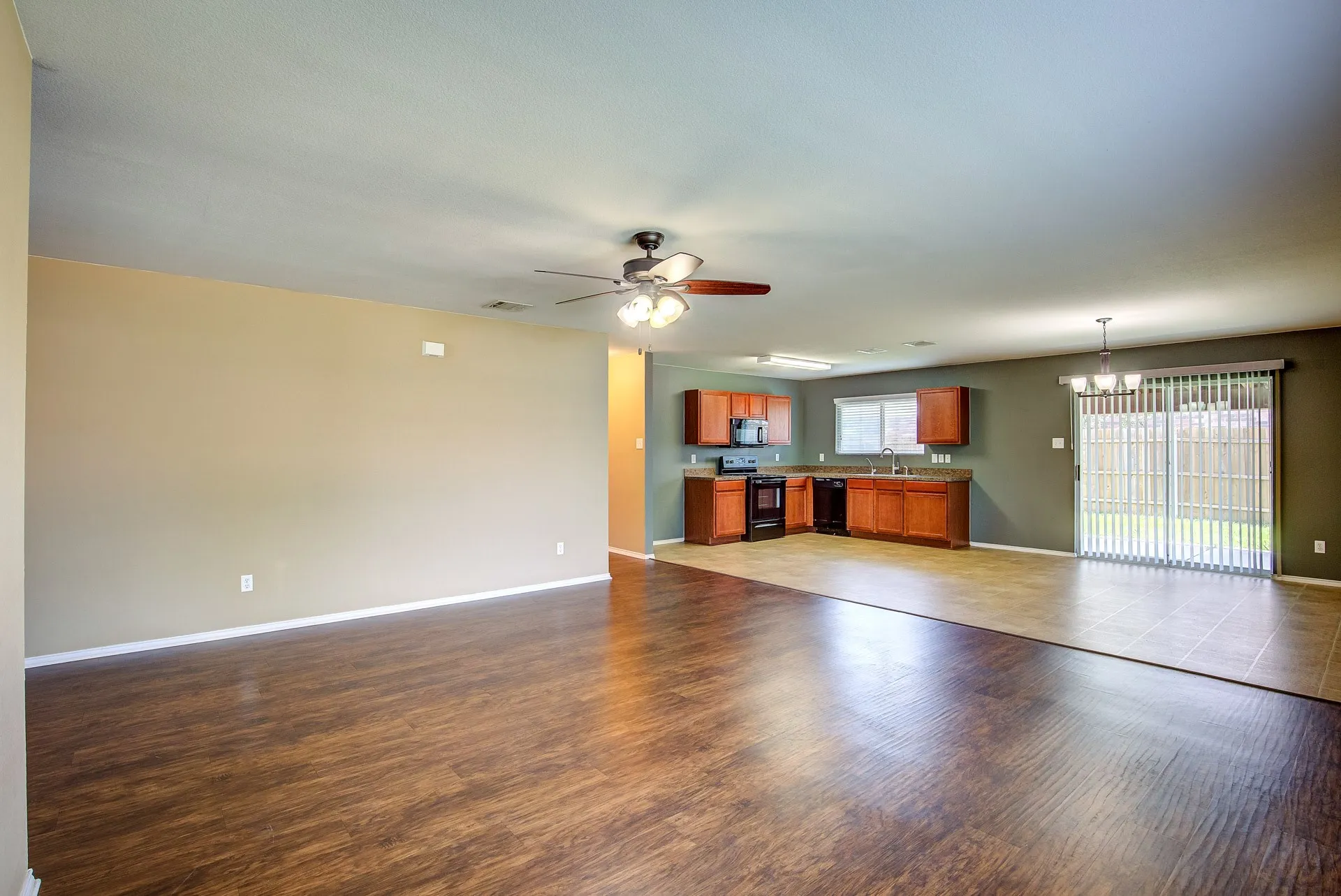 Single Family Residence For Rent in Tarrant County , 7000 Sylvan Meadows Drive, Fort Worth, Texas 76120, 3 Bedroom, 2 Bathroom, 2 Garage spaces, 1,720 Sqft, built in 2008, mls#21306595, Real Estate Agent in Fort Worth, Homes For Rent in Tarrant county, Homes For Rent in Fort Worth, Realtor in Fort Worth Texas, Real Estate Brokerage Independent Realty Texas, Luminita Cordes Realtor