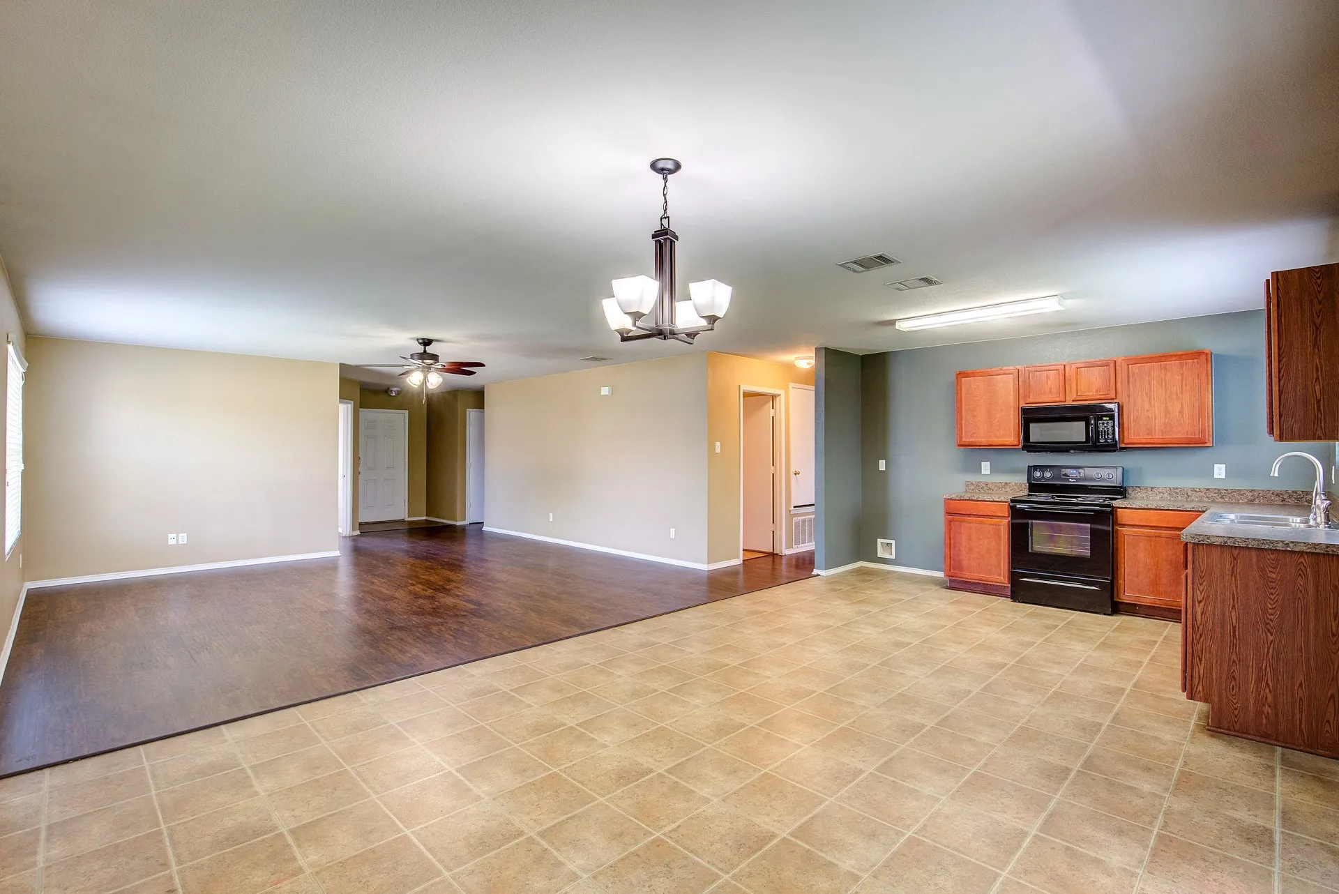 Single Family Residence For Rent in Tarrant County , 7000 Sylvan Meadows Drive, Fort Worth, Texas 76120, 3 Bedroom, 2 Bathroom, 2 Garage spaces, 1,720 Sqft, built in 2008, mls#21306595, Real Estate Agent in Fort Worth, Homes For Rent in Tarrant county, Homes For Rent in Fort Worth, Realtor in Fort Worth Texas, Real Estate Brokerage Independent Realty Texas, Luminita Cordes Realtor