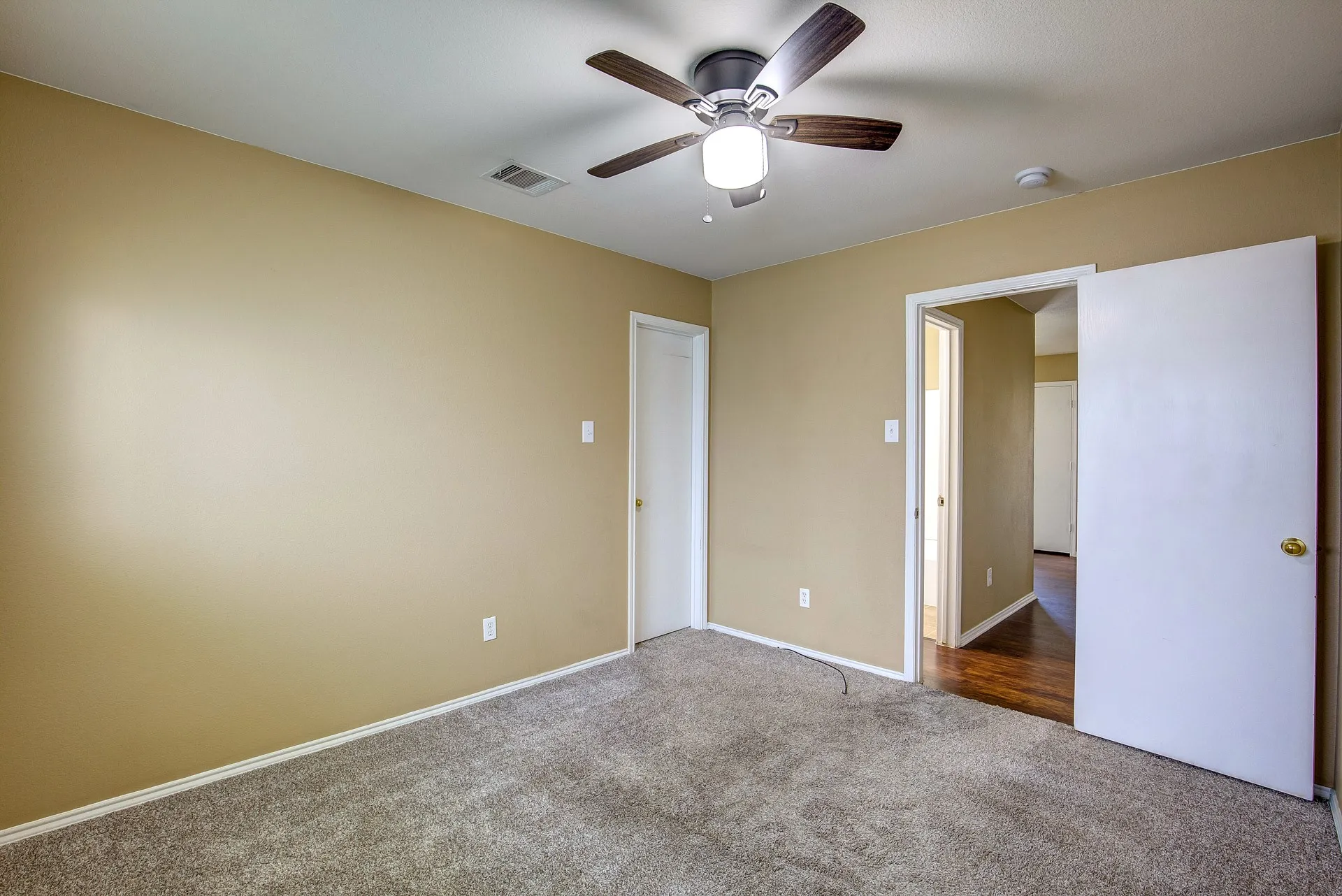 Single Family Residence For Rent in Tarrant County , 7000 Sylvan Meadows Drive, Fort Worth, Texas 76120, 3 Bedroom, 2 Bathroom, 2 Garage spaces, 1,720 Sqft, built in 2008, mls#21306595, Real Estate Agent in Fort Worth, Homes For Rent in Tarrant county, Homes For Rent in Fort Worth, Realtor in Fort Worth Texas, Real Estate Brokerage Independent Realty Texas, Luminita Cordes Realtor