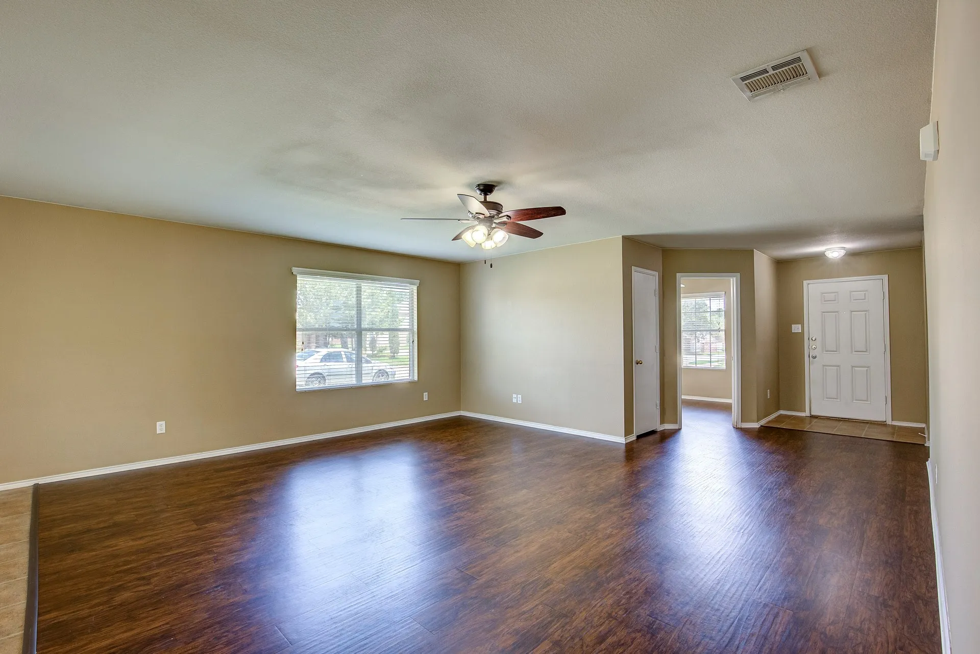 Single Family Residence For Rent in Tarrant County , 7000 Sylvan Meadows Drive, Fort Worth, Texas 76120, 3 Bedroom, 2 Bathroom, 2 Garage spaces, 1,720 Sqft, built in 2008, mls#21306595, Real Estate Agent in Fort Worth, Homes For Rent in Tarrant county, Homes For Rent in Fort Worth, Realtor in Fort Worth Texas, Real Estate Brokerage Independent Realty Texas, Luminita Cordes Realtor
