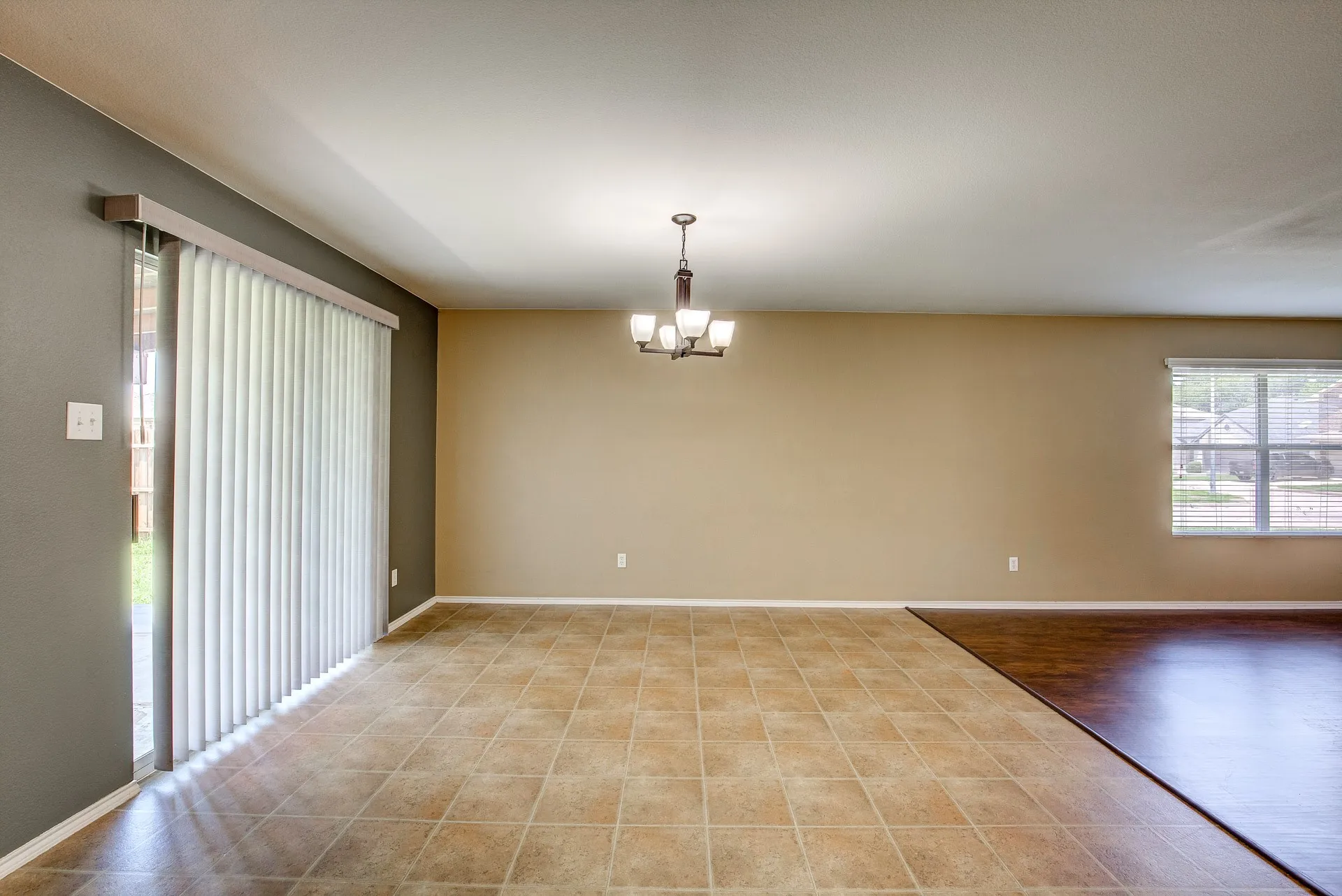 Single Family Residence For Rent in Tarrant County , 7000 Sylvan Meadows Drive, Fort Worth, Texas 76120, 3 Bedroom, 2 Bathroom, 2 Garage spaces, 1,720 Sqft, built in 2008, mls#21306595, Real Estate Agent in Fort Worth, Homes For Rent in Tarrant county, Homes For Rent in Fort Worth, Realtor in Fort Worth Texas, Real Estate Brokerage Independent Realty Texas, Luminita Cordes Realtor