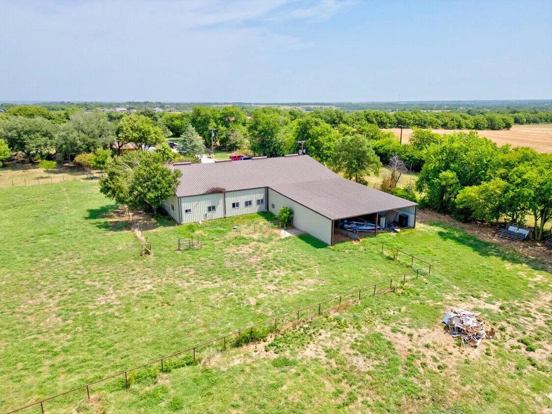 Industrial For Sale in Grayson County , 516 Stark Lane, Sherman, Texas 75090, 0, 0, Garage spaces, 9,500 Sqft, built in 1980, mls#21330644, Real Estate Agent in Sherman, Homes For Sale in Grayson county, Homes For Sale in Sherman, Realtor in Sherman Texas, Real Estate Brokerage Independent Realty Texas, Luminita Cordes Realtor