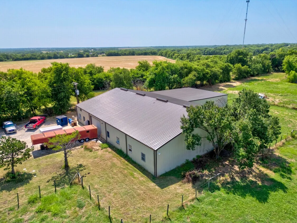 Industrial For Sale in Grayson County , 516 Stark Lane, Sherman, Texas 75090, 0, 0, Garage spaces, 9,500 Sqft, built in 1980, mls#21330644, Real Estate Agent in Sherman, Homes For Sale in Grayson county, Homes For Sale in Sherman, Realtor in Sherman Texas, Real Estate Brokerage Independent Realty Texas, Luminita Cordes Realtor