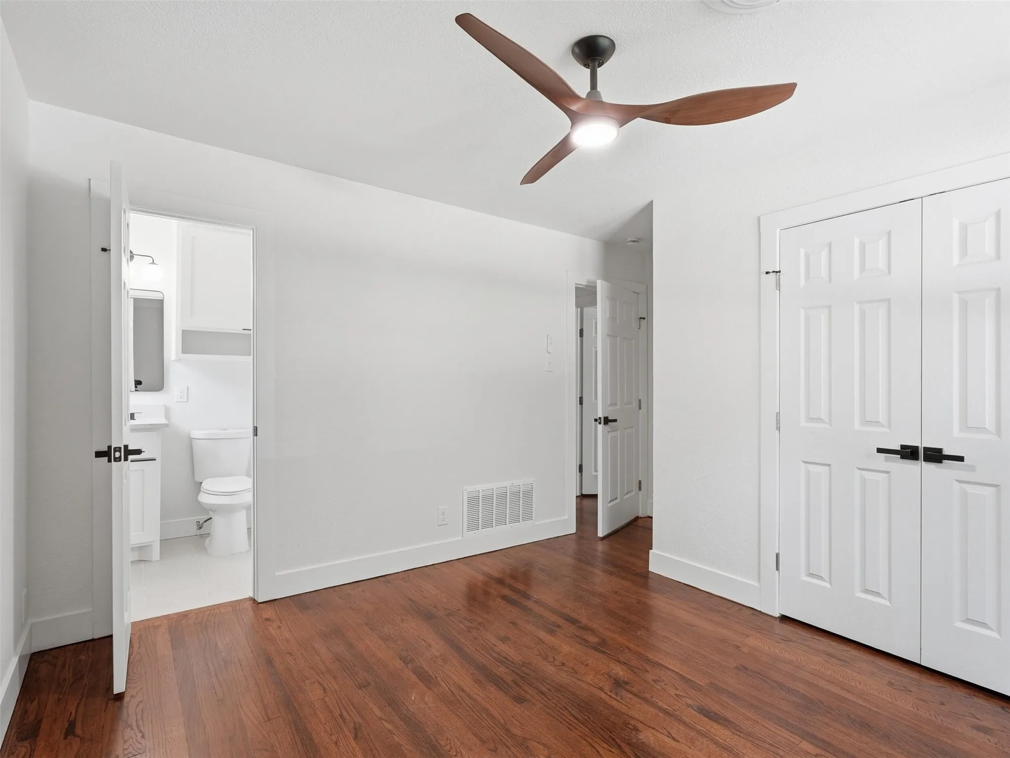 Single Family Residence For Sale in Dallas County , 11207 Flamingo Lane, Dallas, Texas 75218, 3 Bedroom, 2 Bathroom, 2 Garage spaces, 1,672 Sqft, built in 1955, mls#21333405, Real Estate Agent in Dallas, Homes For Sale in Dallas county, Homes For Sale in Dallas, Realtor in Dallas Texas, Real Estate Brokerage Independent Realty Texas, Luminita Cordes Realtor
