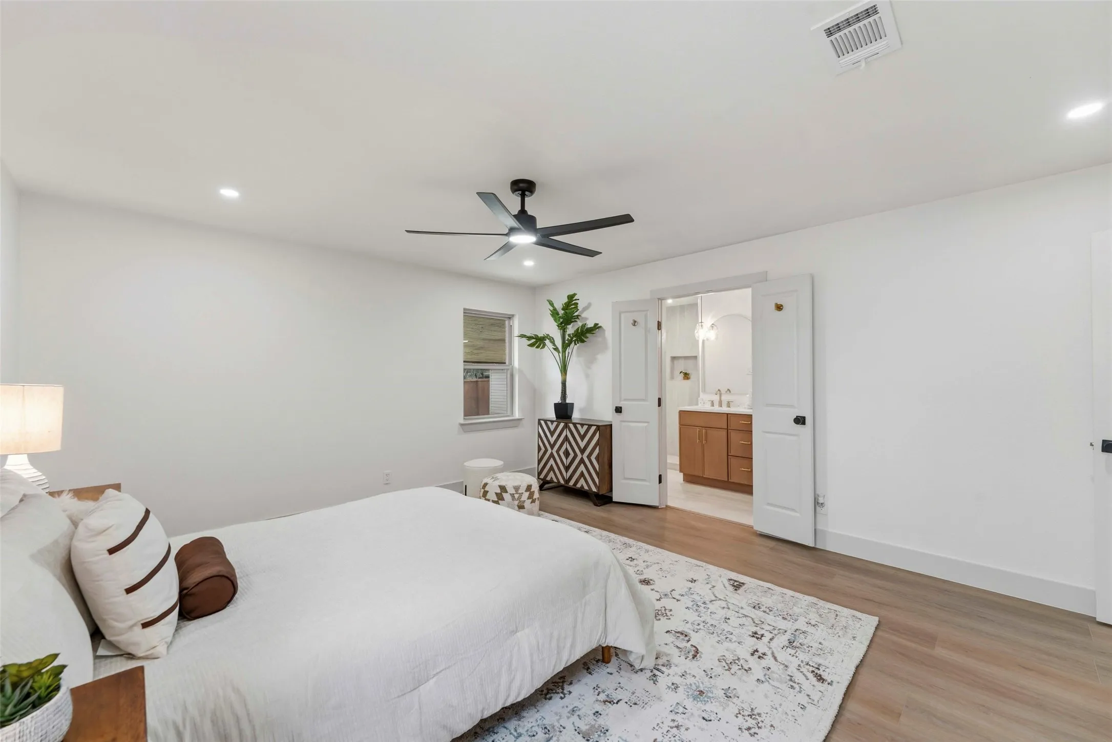 Single Family Residence For Sale in Dallas County , 925 Fernwood Drive, Richardson, Texas 75080, 3 Bedroom, 3 Bathroom, 2 Garage spaces, 1,730 Sqft, built in 1960, mls#21333300, Real Estate Agent in Richardson, Homes For Sale in Dallas county, Homes For Sale in Richardson, Realtor in Richardson Texas, Real Estate Brokerage Independent Realty Texas, Luminita Cordes Realtor